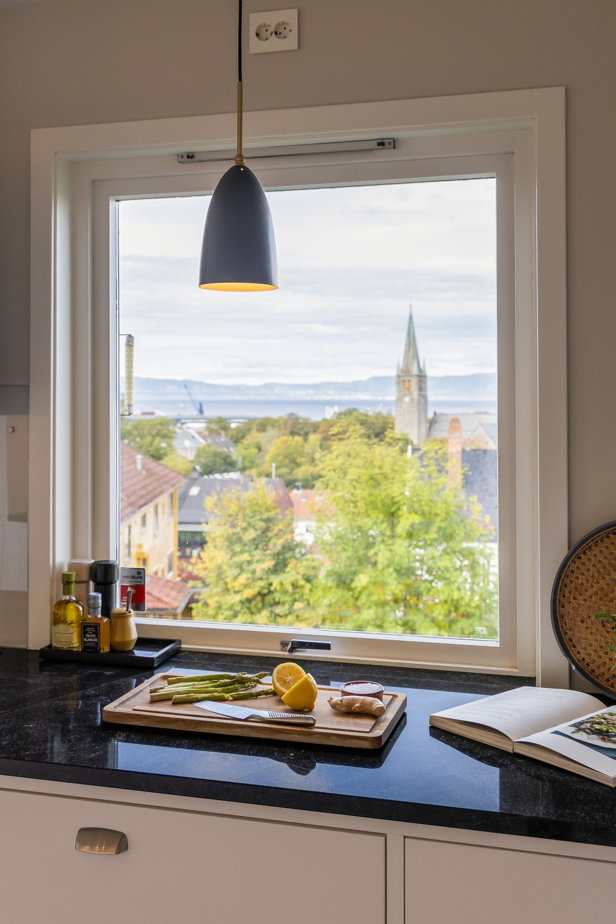 Benkeplater i stein og det er lagt fliser mellom over- og underskap. Galleribilde