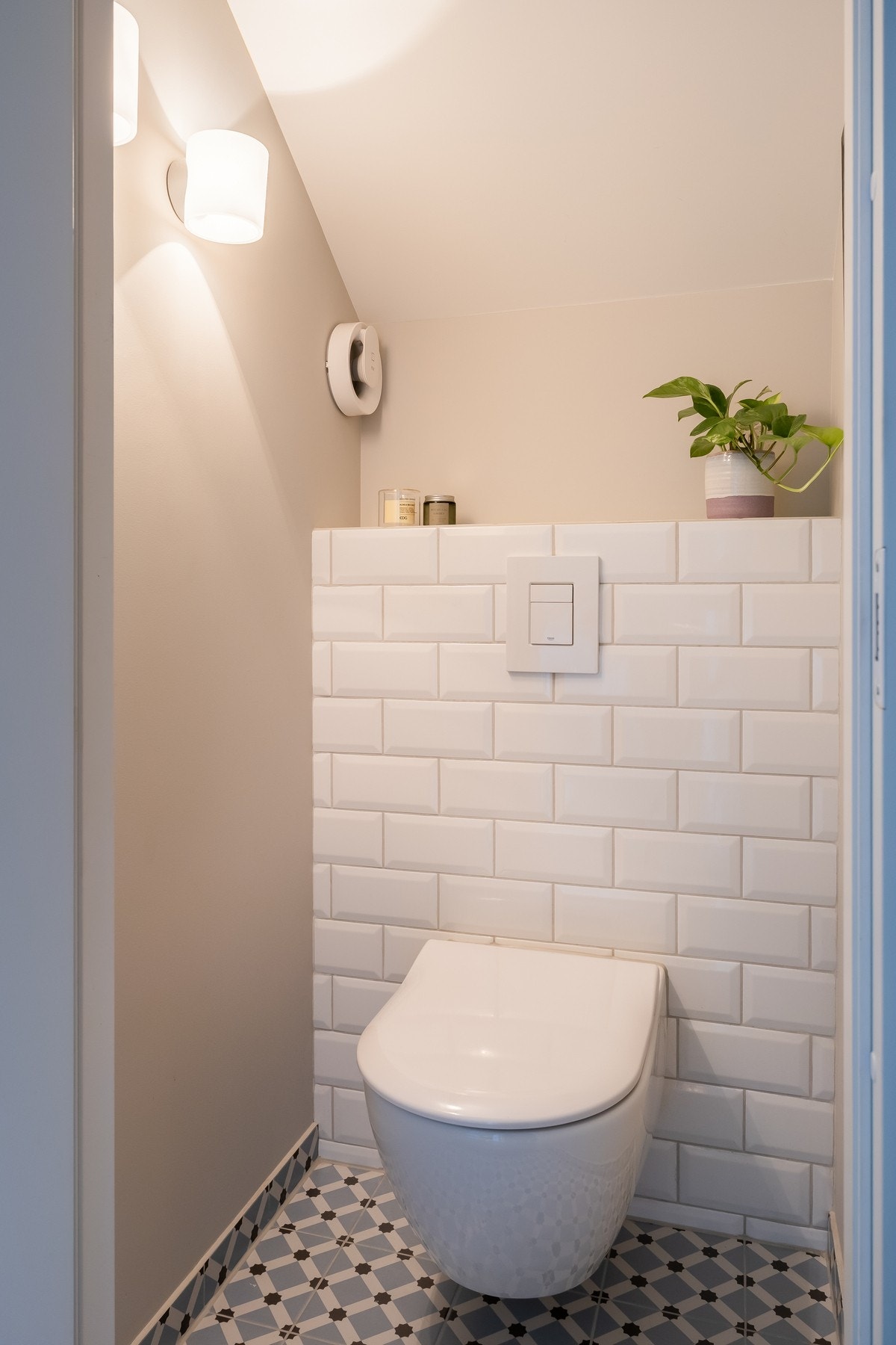 Toalettrom vegg-i-vegg med bad. Rommet ble oppusset i 2018 og er i samme utførelse som badet. Galleribilde