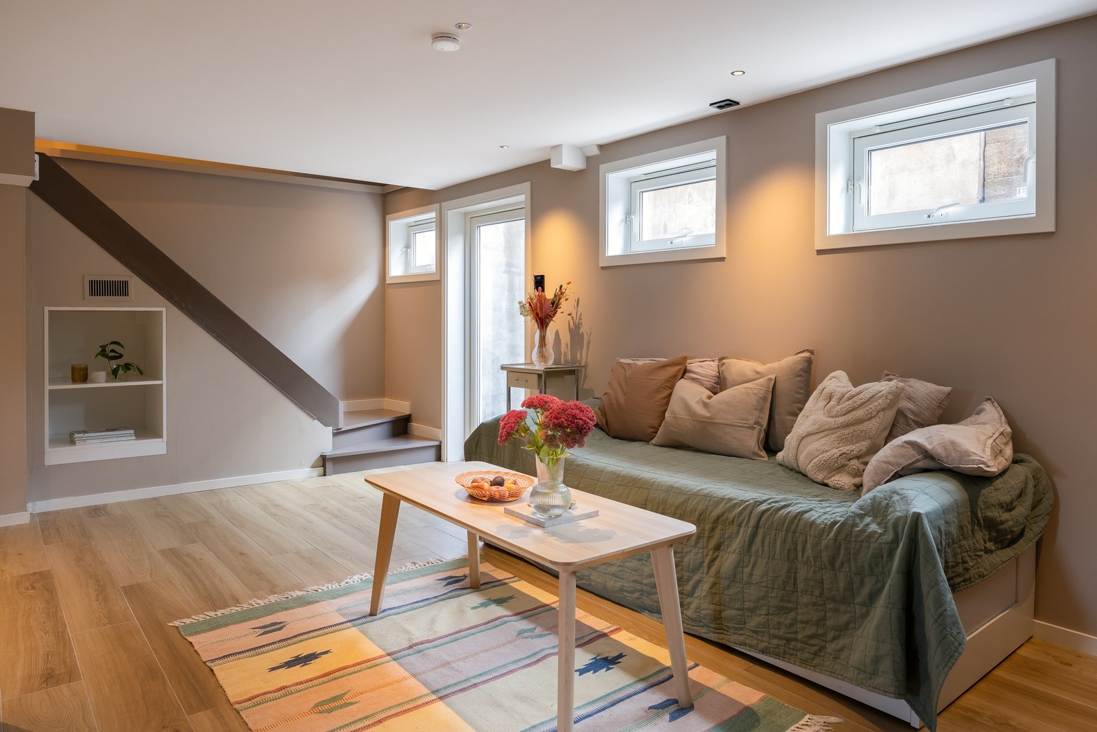 I forbindelse med renovering i 2020 ble vegger og tak gipset opp og det ble lagt trinnlydsdemping i tak for ekstra lydisolering. Galleribilde