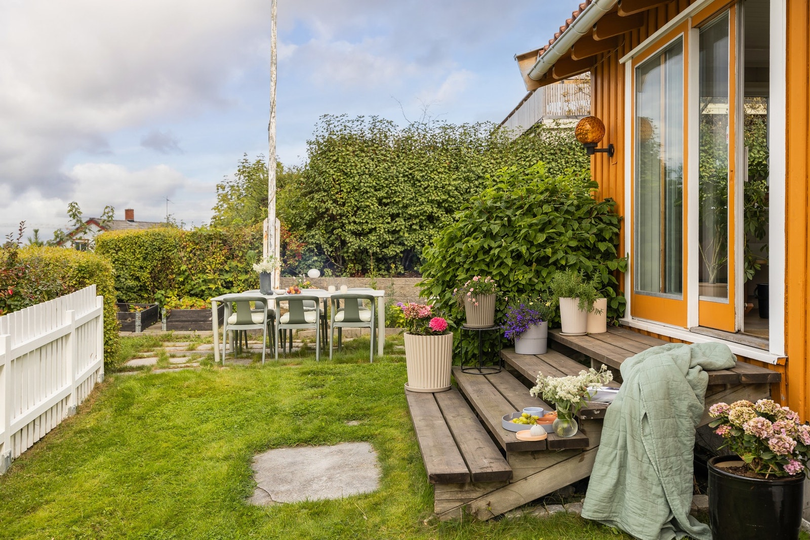 Herfra er doble skyvedører ut til hage. Galleribilde