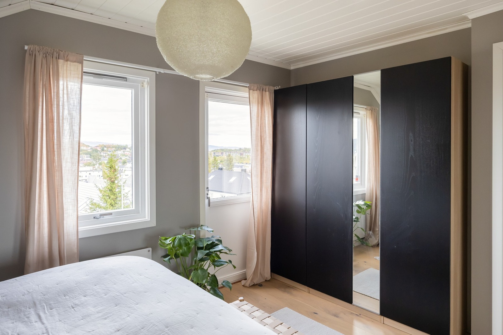 Fra hovedsoverommet har man fransk balkong og nydelig utsikt mot Munkholmen. Galleribilde