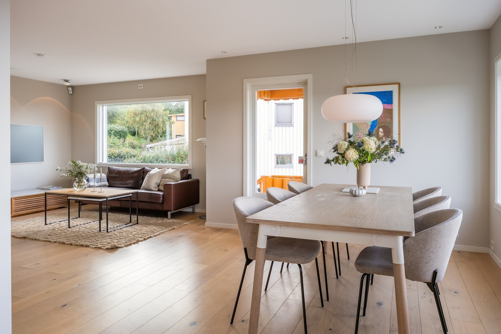 Stuen har god plass til sofagruppe og spisestue. Galleribilde
