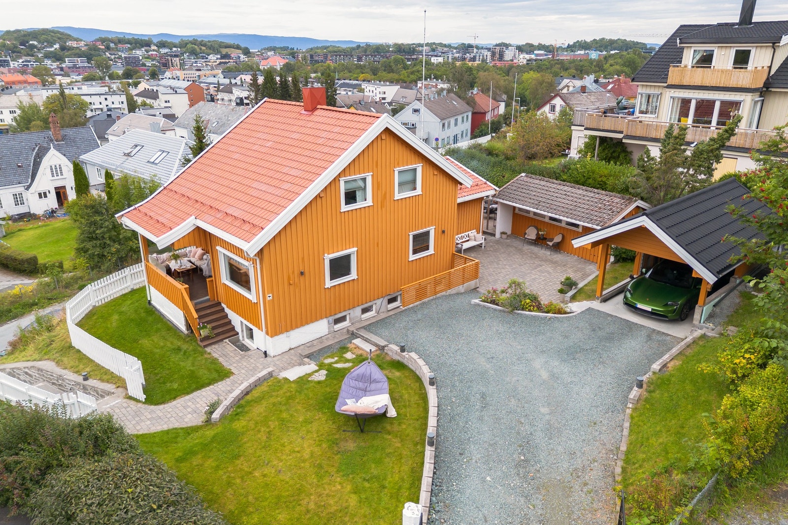 Parkering i carport og flere oppstillingsplasser på egen tomt. I tillegg en garasje nede ved veien. Etablert elbil-lader i carport og garasje. Galleribilde