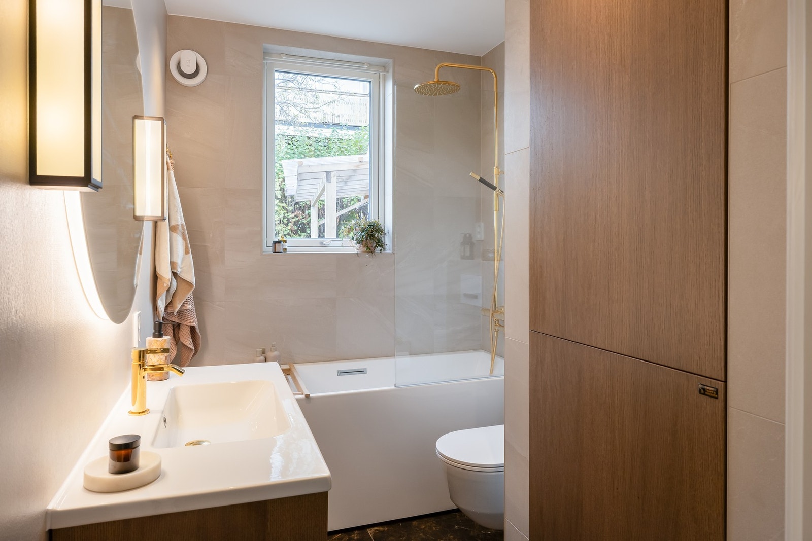Badet i 1.etasje har baderomsinnredning, badekar og vegghengt toalett. Plassbygd skap med plass- og opplegg for vaskemaskin. Galleribilde