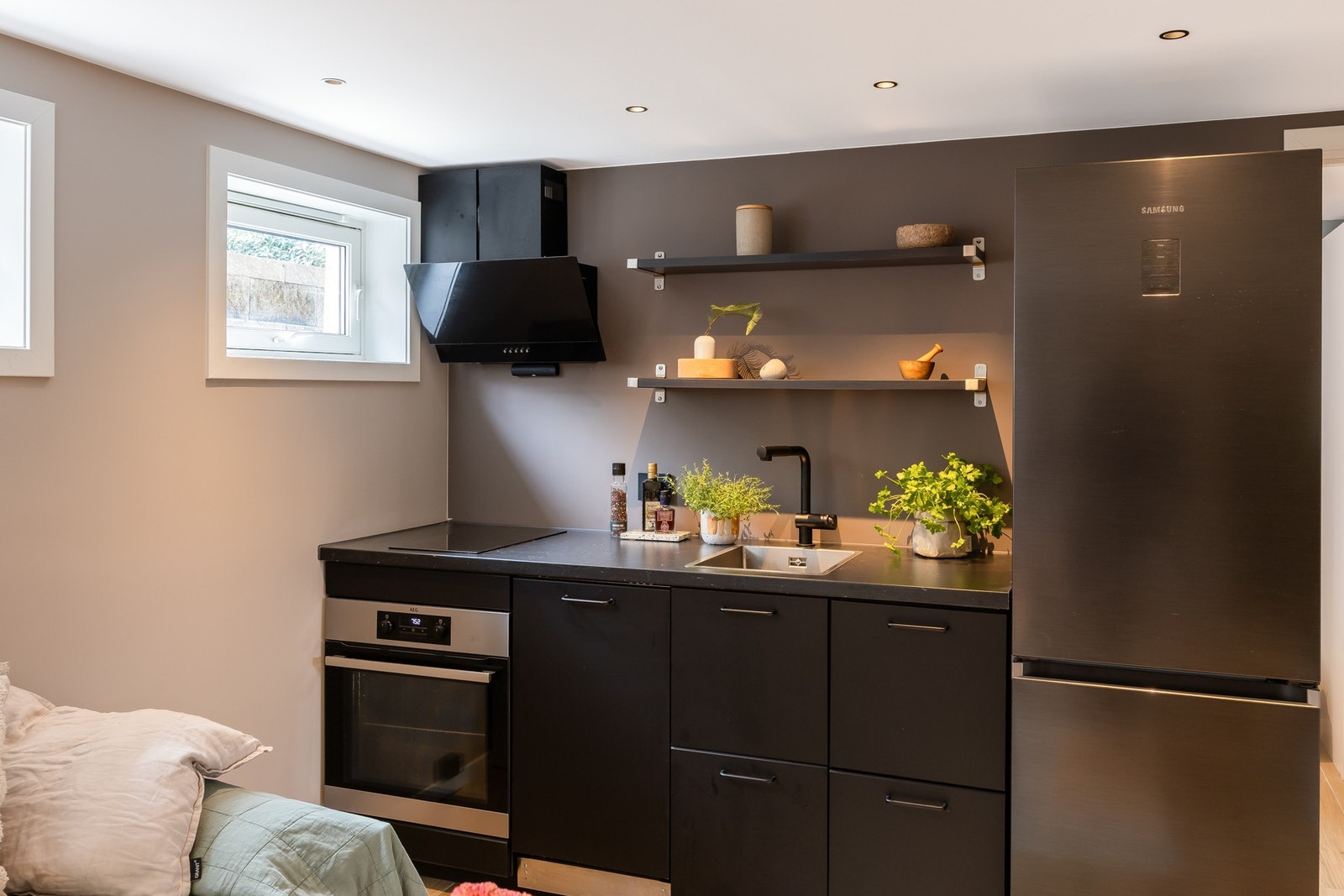 Stue og kjøkken på 22m² i åpen løsning. Kjøkkeninnredning fra Ikea med integrert stekeovn, platetopp og oppvaskmaskin (ny 2024). Frittstående kjøl-/fryseskap kan medfølge. Galleribilde
