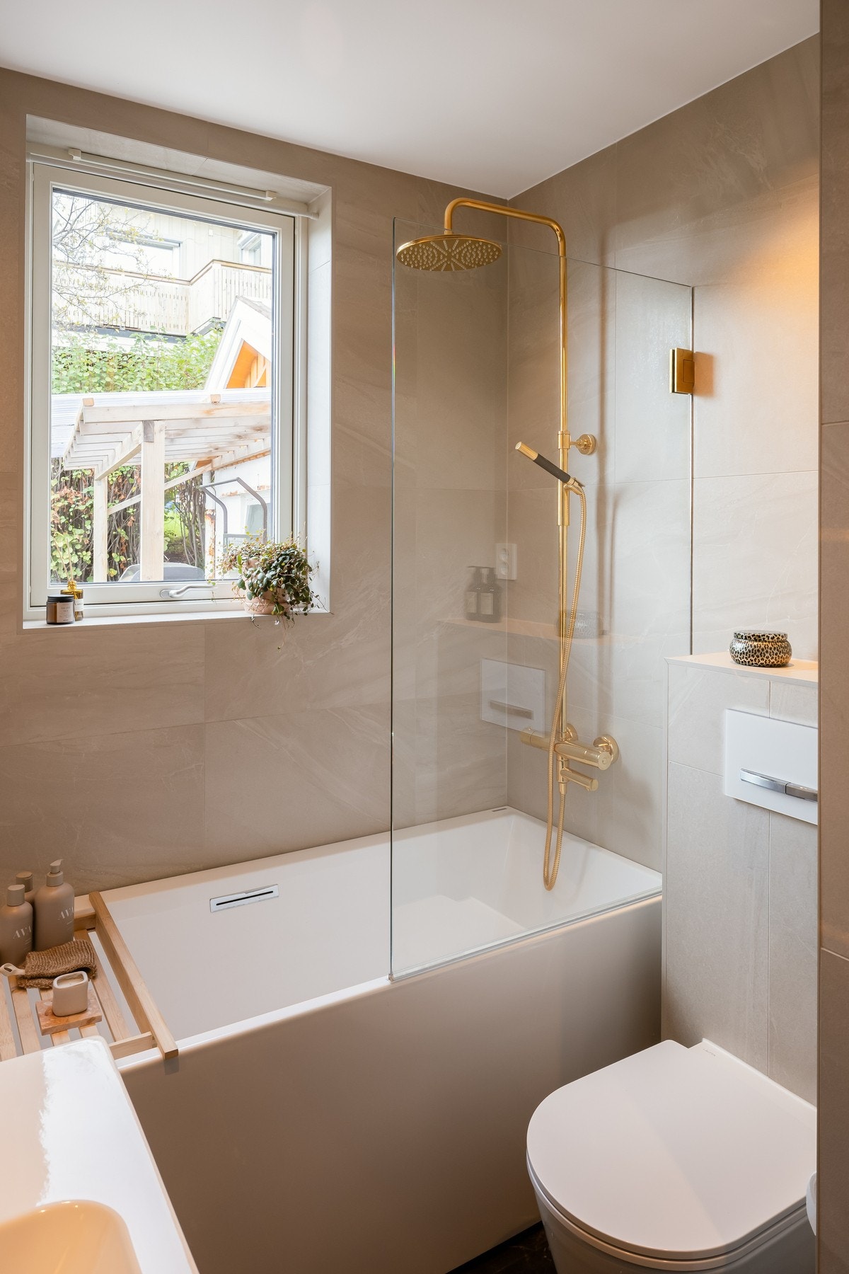 Badet i 1.etasje er nydelig med fliser på gulv og delvis flislagte vegger. Galleribilde