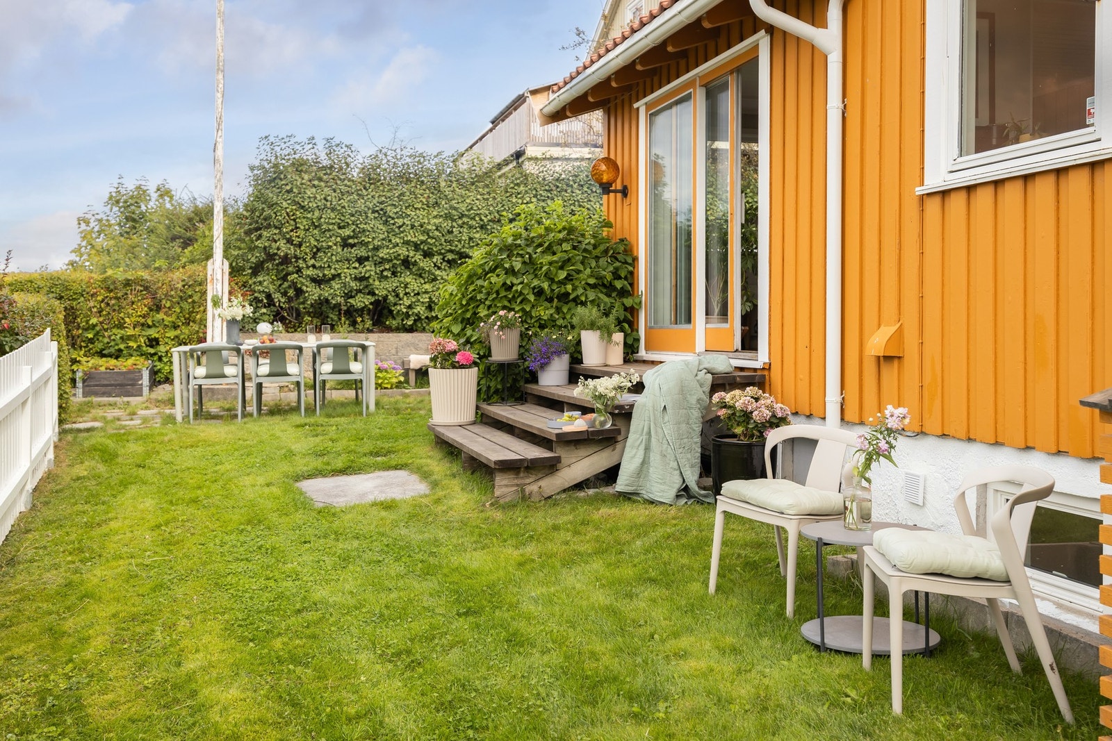 Eiendommen har optimale solforhold fra tidlig morgen til sen kveld, sommerstid. Galleribilde