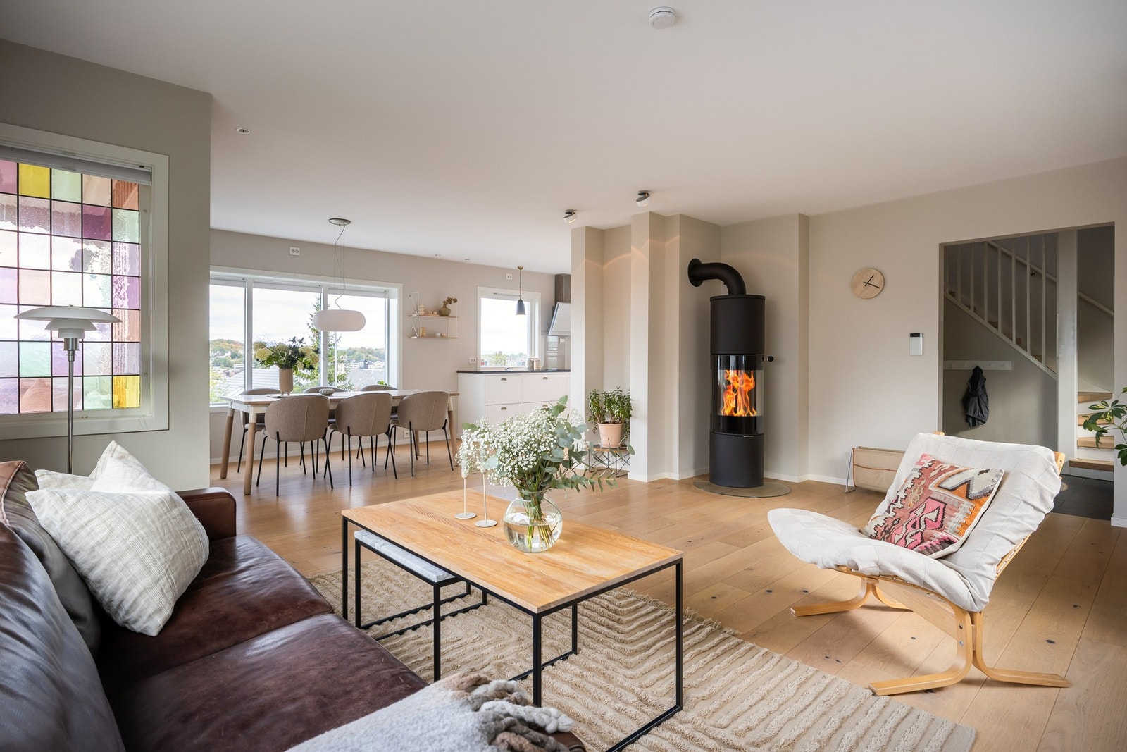 Romslig lys stue på ca. 35m². Galleribilde