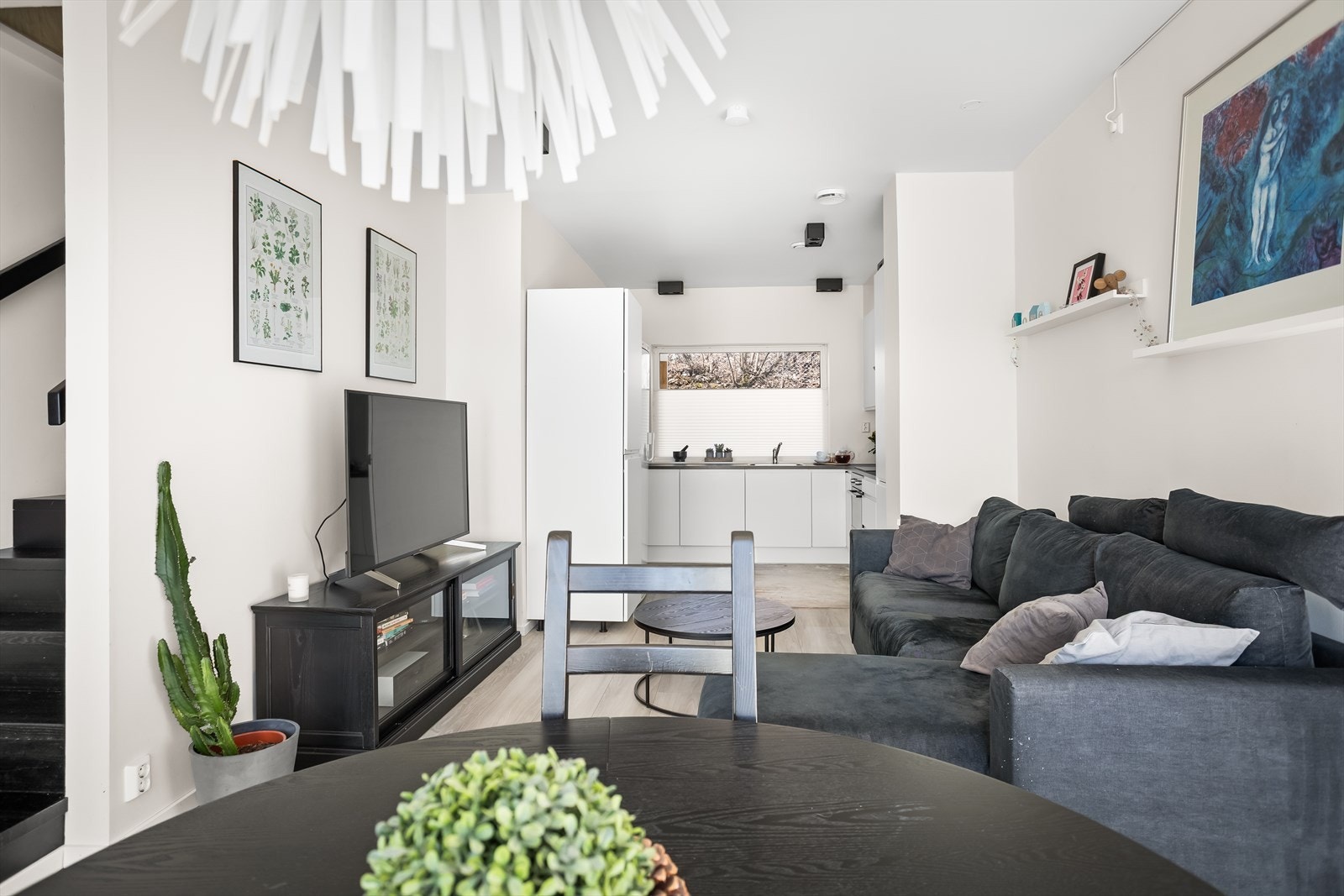 Dette er en lys og moderne selveierleilighet fra 2020 over to plan. Galleribilde