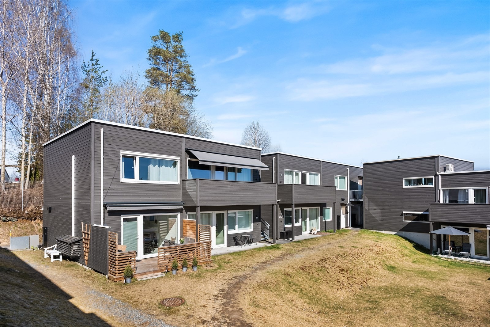 Boligen ligger i et etablert og barnevennlig område med kort vei til skog og mark. Galleribilde