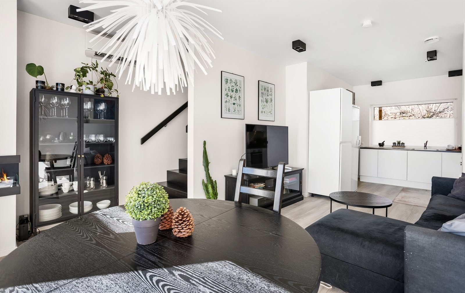 Stuen har plass til både spisebord og sofagruppe. Galleribilde