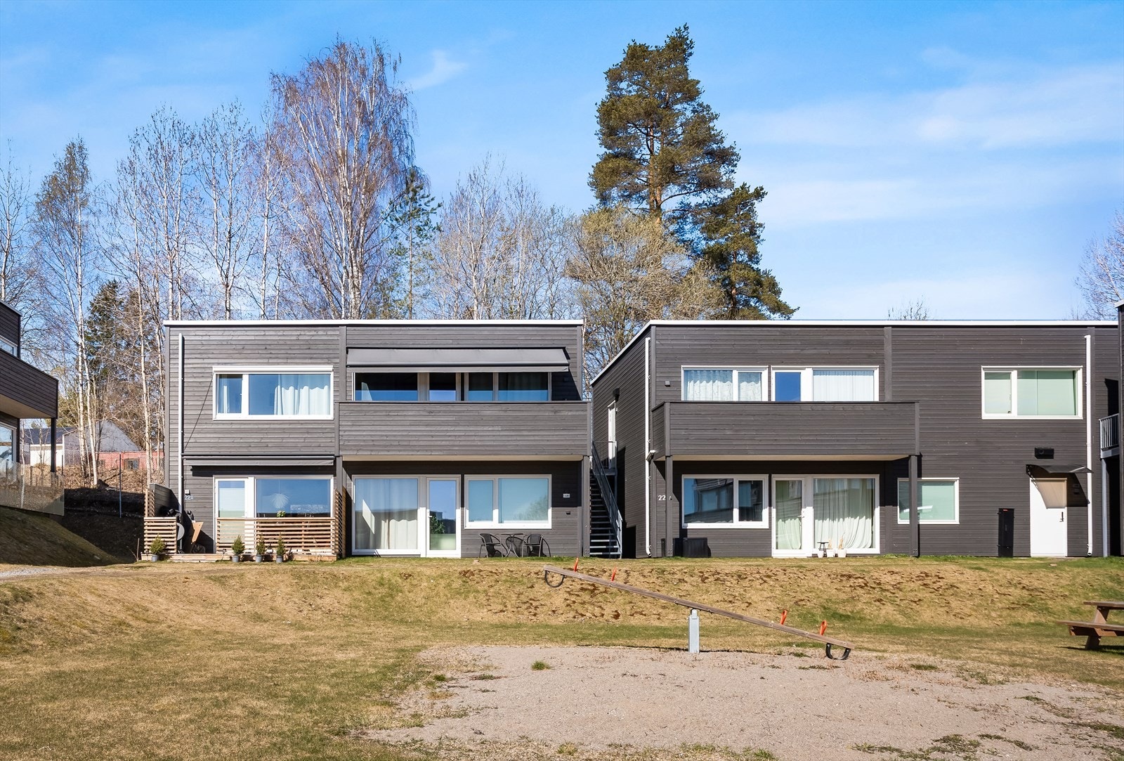 Sameiet Hjeratunet har hyggelige fellesområder med blant annet lekeplass. Galleribilde