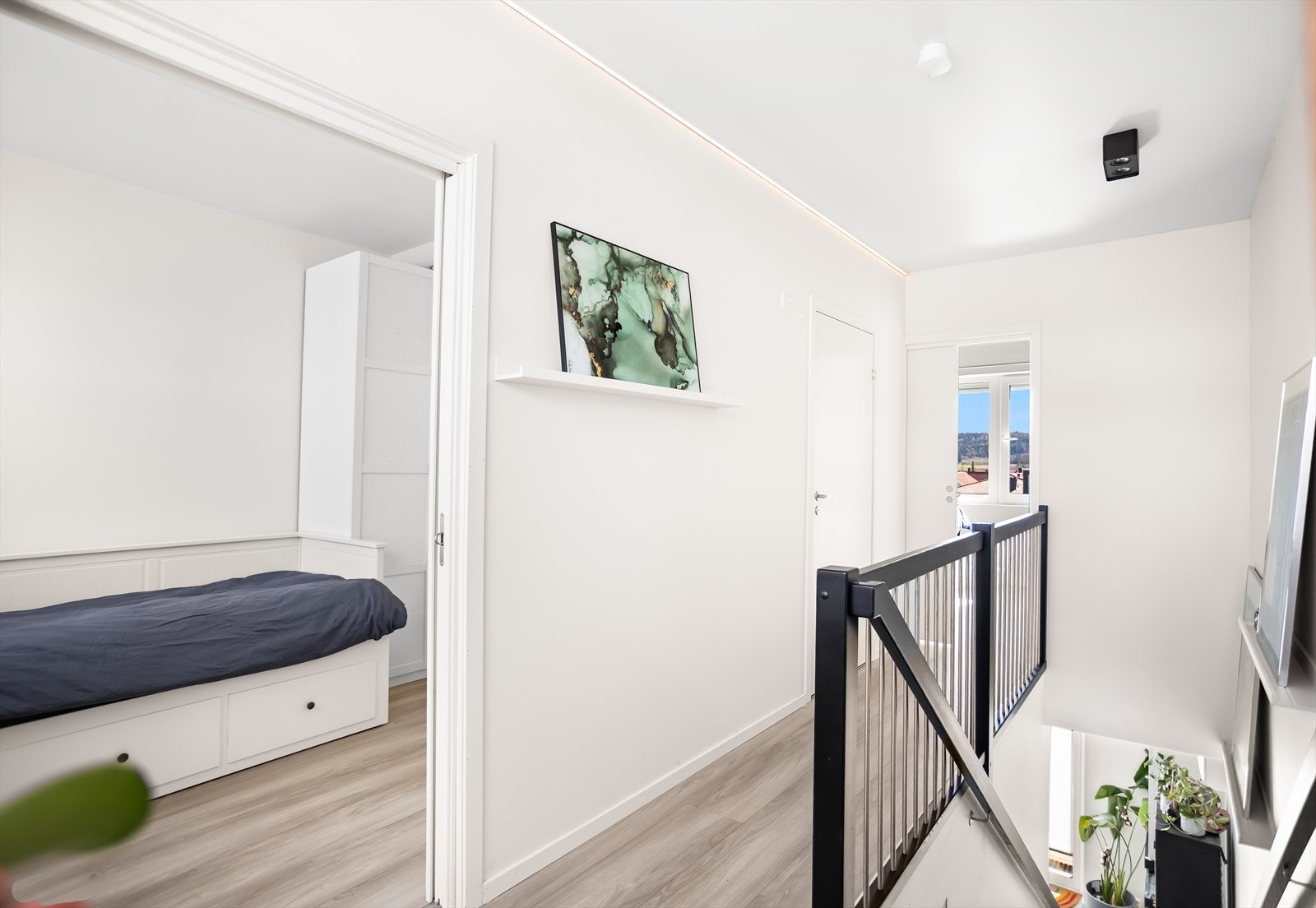 Hallen i andre etasje gir adkomst til begge soverommene og badet. Galleribilde