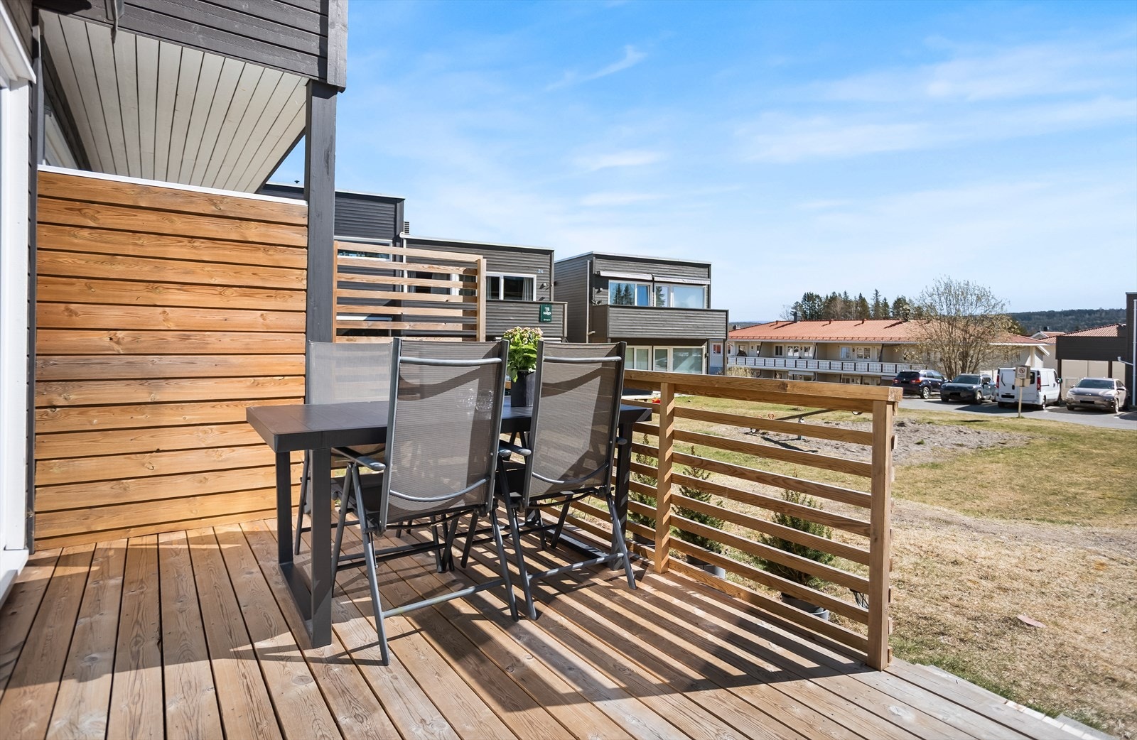 Fra stuen er det utgang til en vestvendt terrasse med markise. Galleribilde