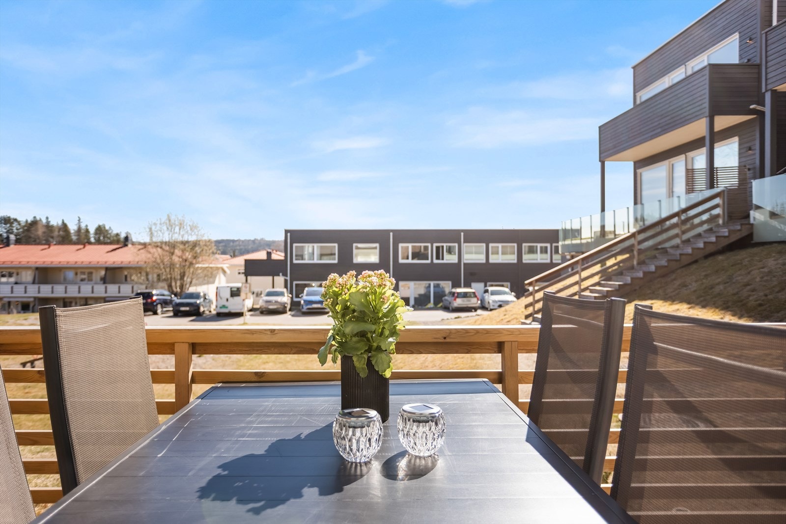 Den vestvendte terrassen er et flott supplement til boligen i sommerhalvåret. Galleribilde