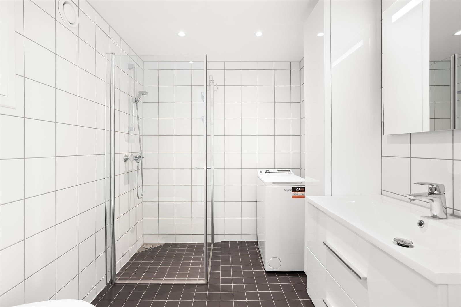 Badet i andre etasje er flislagt og har elektriske varmekabler i gulvet. Galleribilde