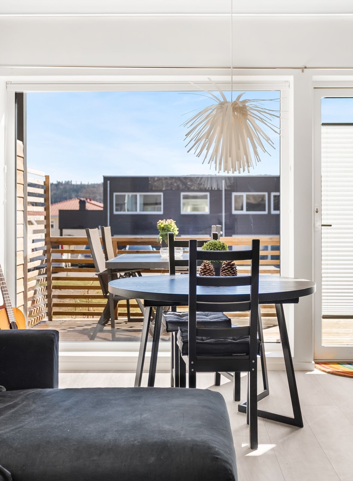 Utsyn mot terrassen og uteområdet fra stuen. Galleribilde