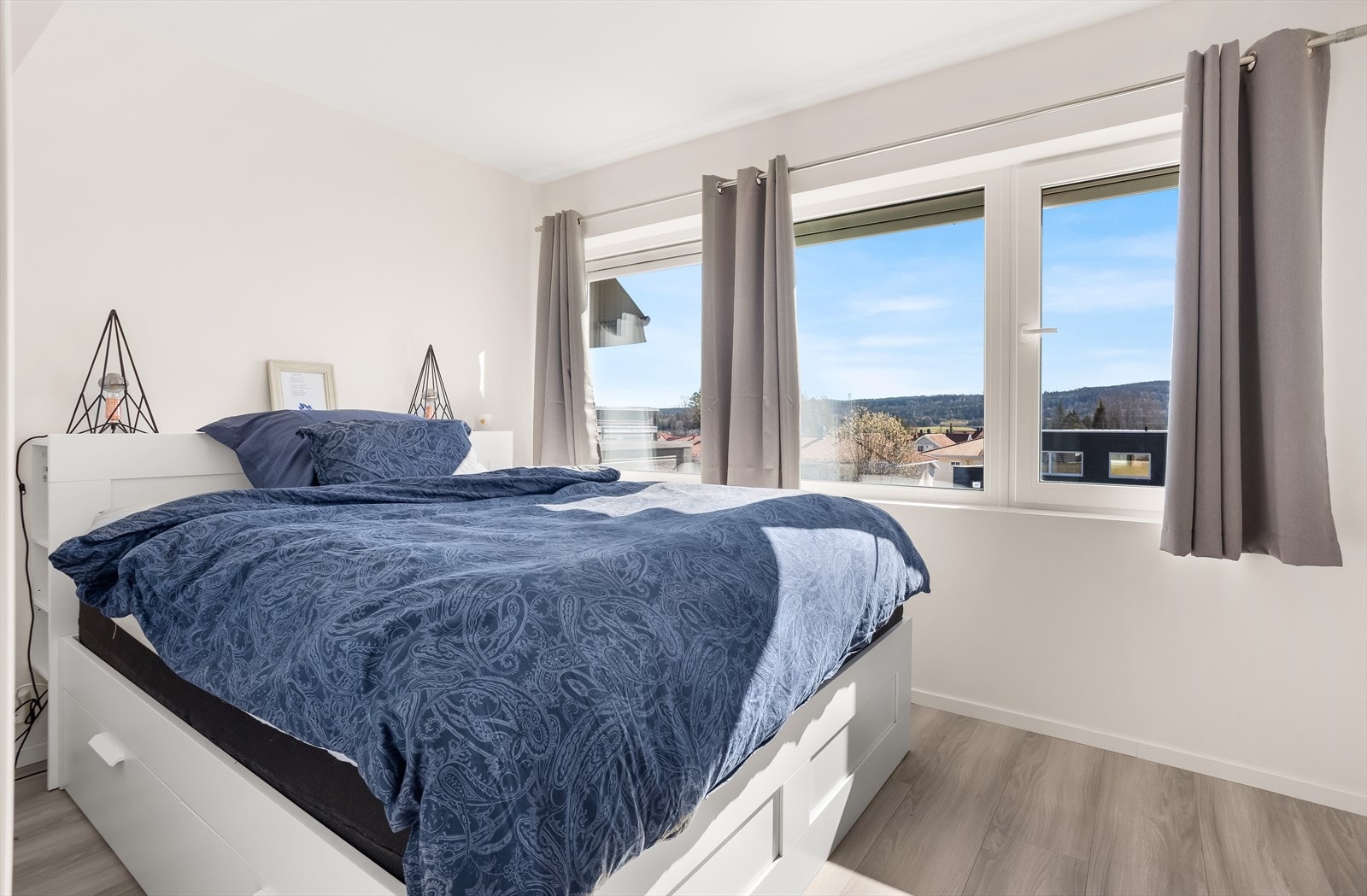 Hovedsoverommet har god plass til dobbeltseng og oppbevaringsmøbler. Galleribilde