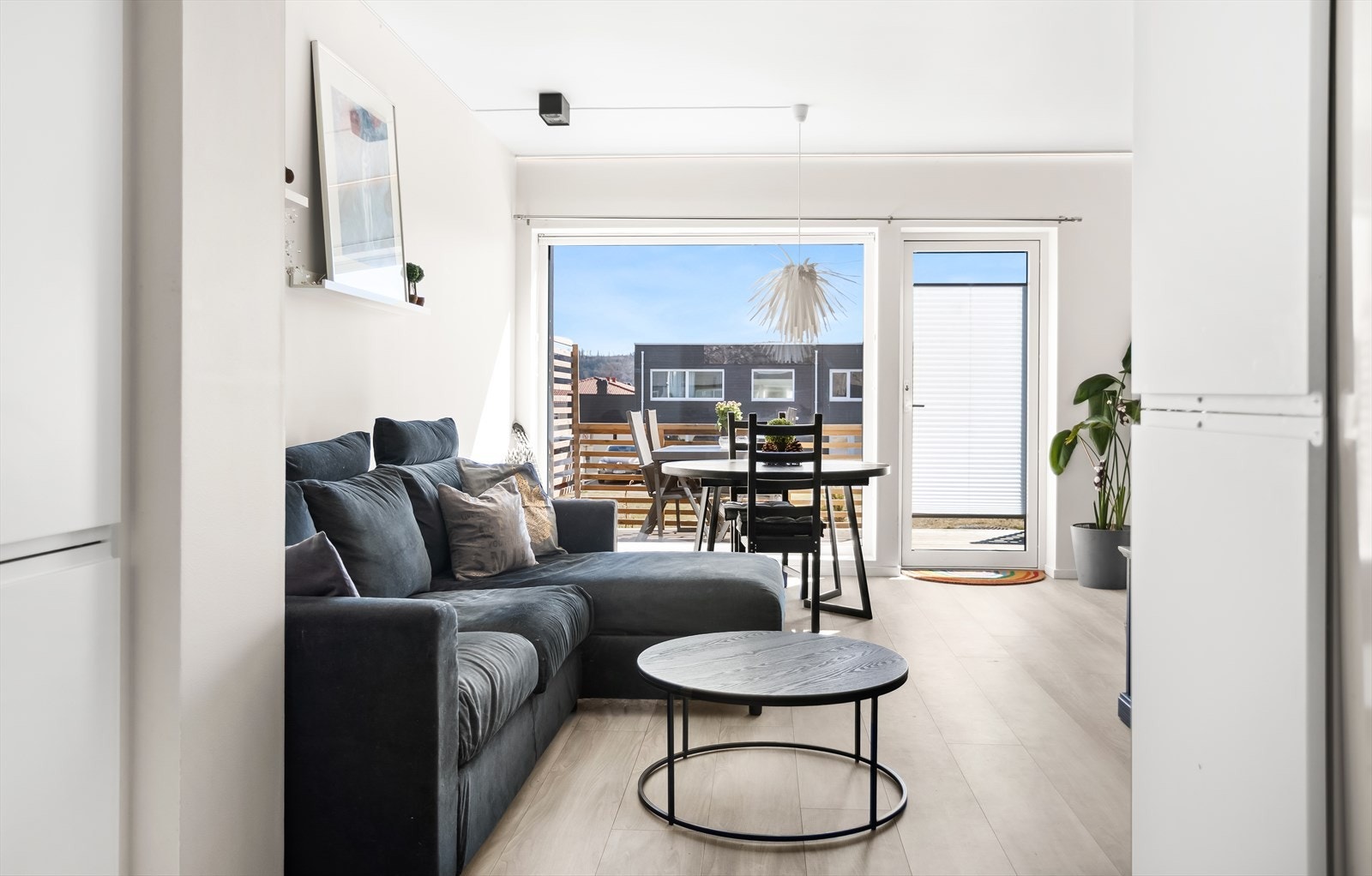 Stuen har store vindusflater som slipper inn rikelig med naturlig lys. Galleribilde