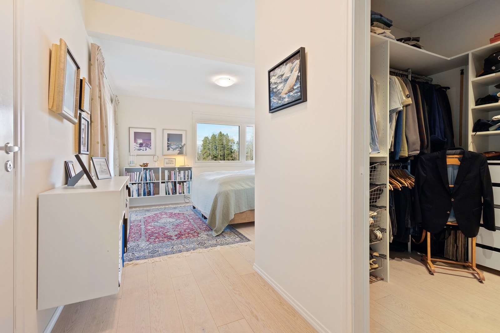 Hovedsoverom med garderoberom og eget bad Galleribilde
