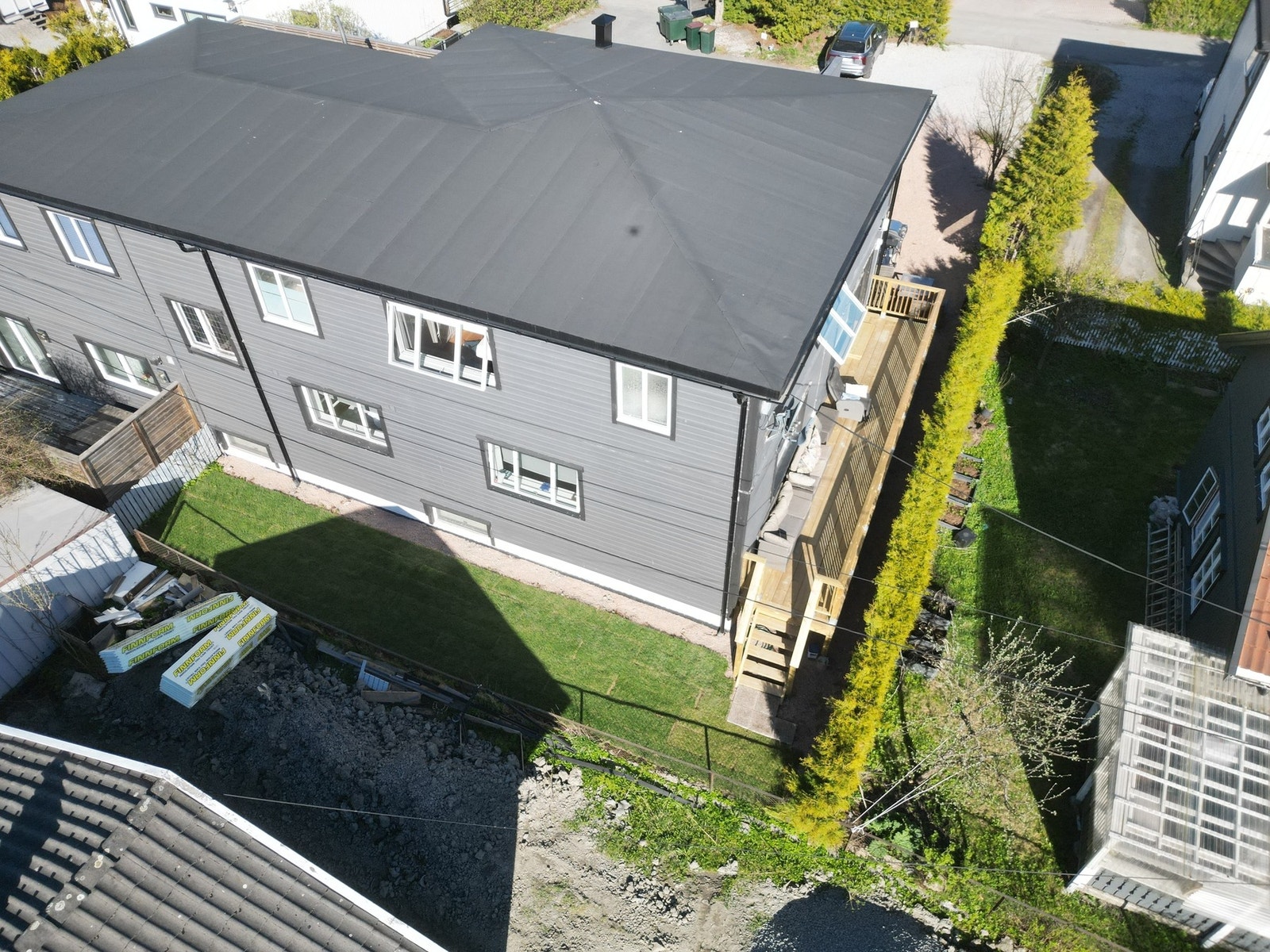 Sameiet har felles tomtearealer opparbeidet med bl.a biloppstillingsplasser, plenarealer og diverse beplantninger Galleribilde