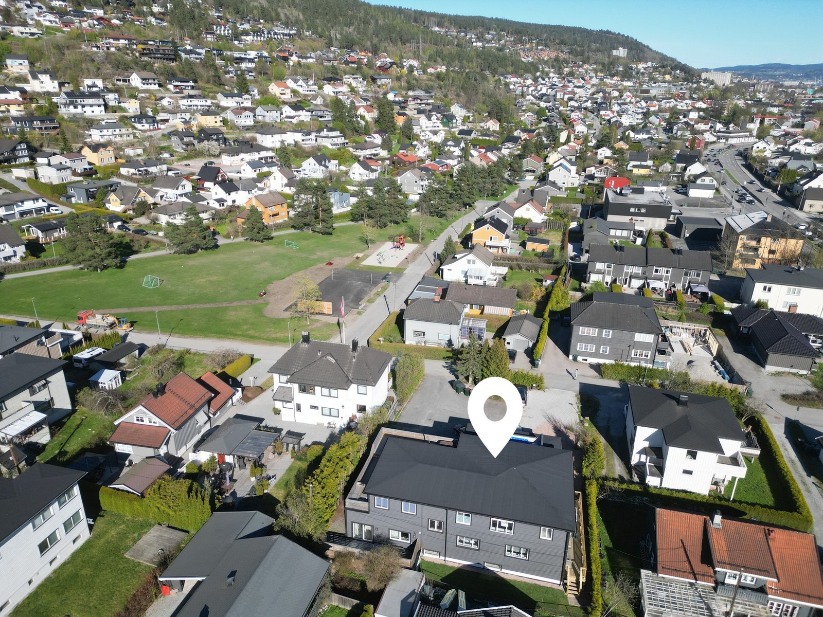 Boligen har en attraktiv og sentral beliggenhet i et barnevennlig boligområde på Åssiden Galleribilde