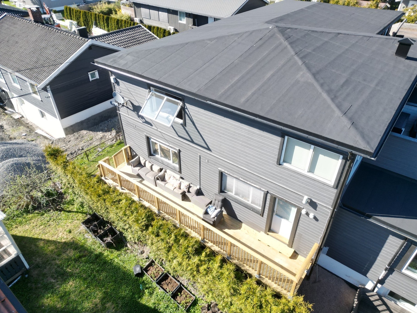 Terrassen er oppført i trekonstruksjoner med tilhørende rekkverk i tre, og har terrassebord på gulv Galleribilde