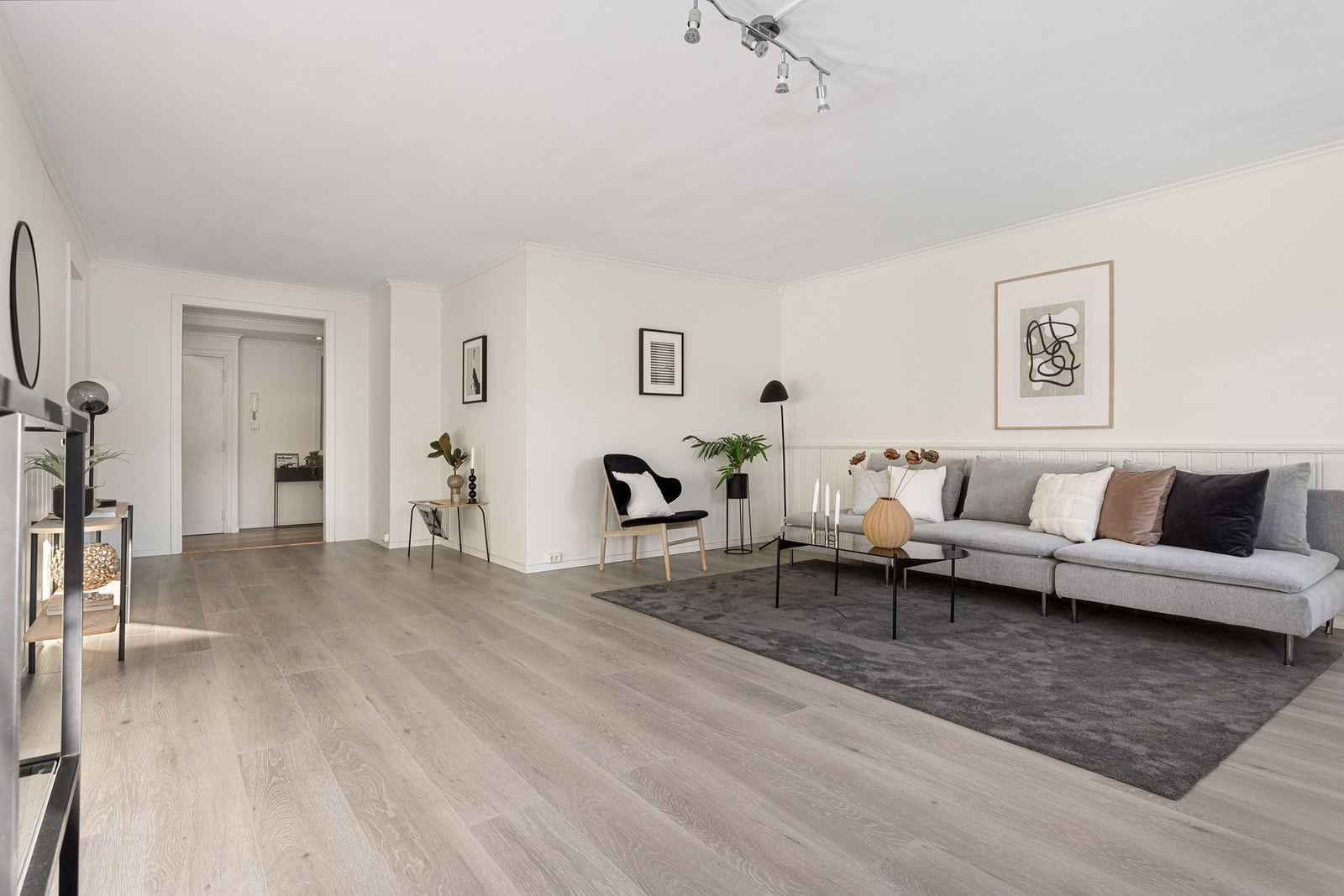 Gulvet er belagt med moderne 1-stavs laminat, veggene har en kombinasjon av malt tapet og panel, og himlingen består av slett flate Galleribilde