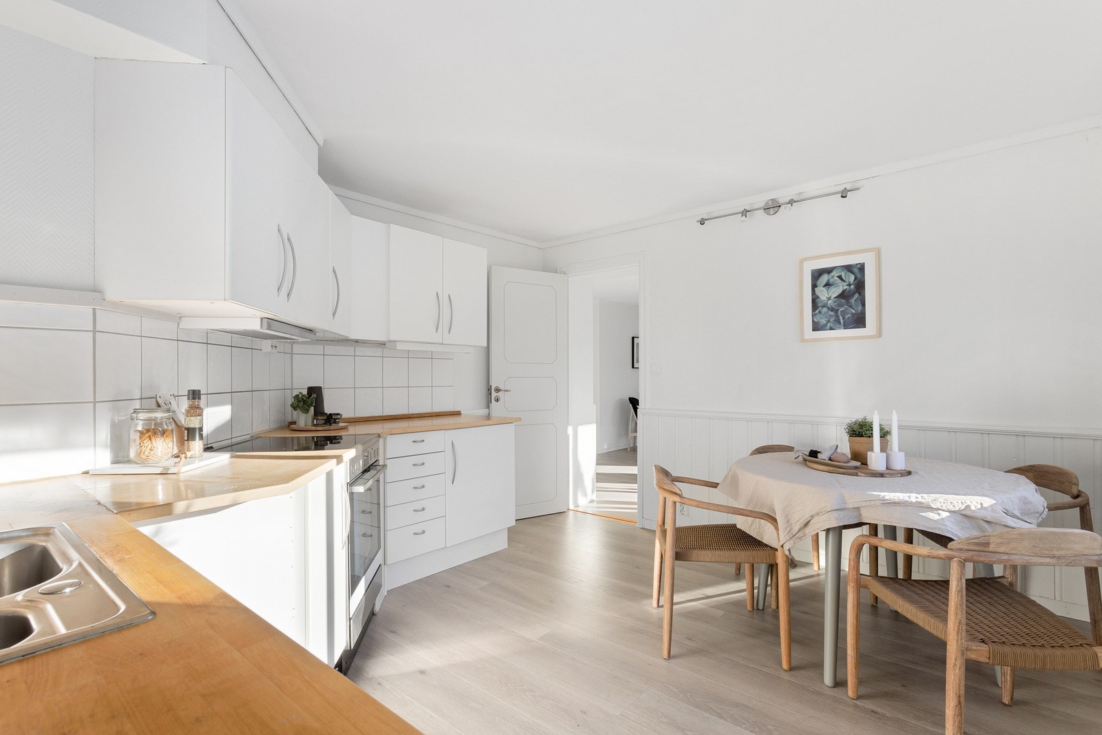 Innredningen har nisjer til frittstående kjøleskap, komfyr og oppvaskmaskin. Ventilator er montert i overskap Galleribilde