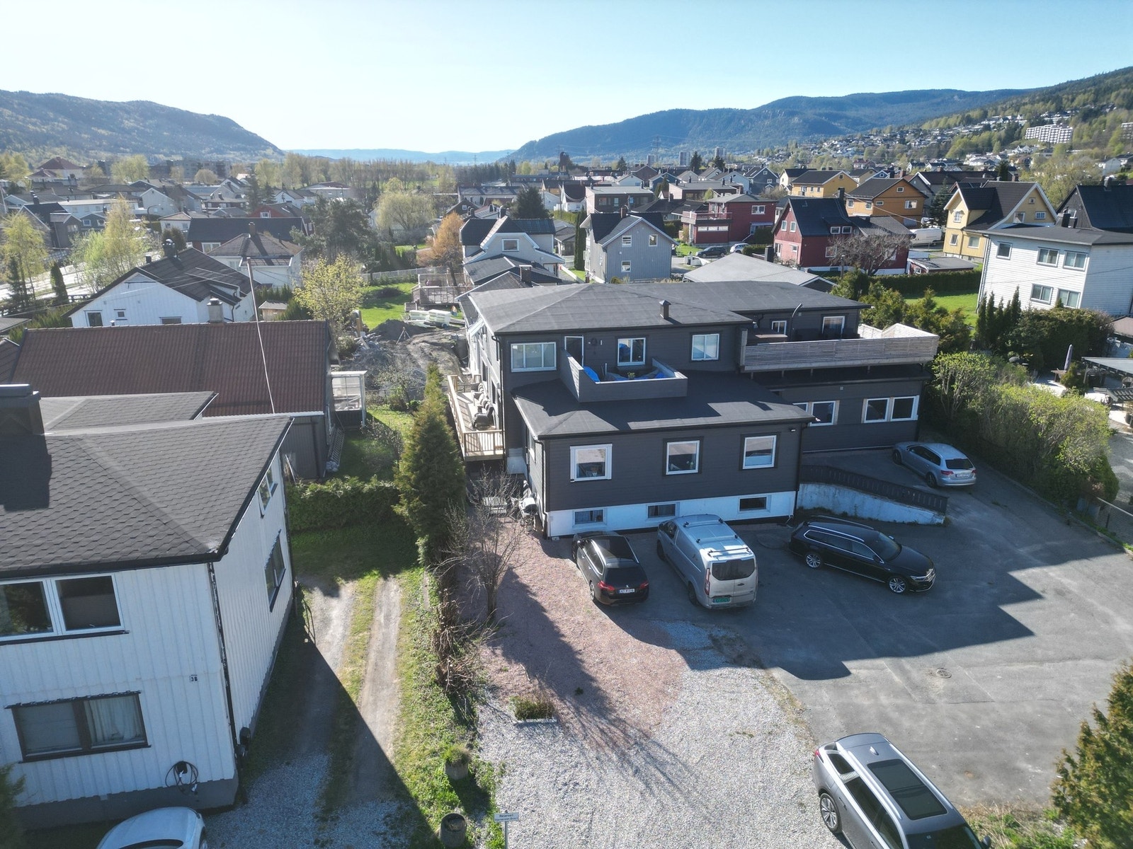 Seksjonen disponerer to biloppstillingsplasser i felles gårdsplass Galleribilde