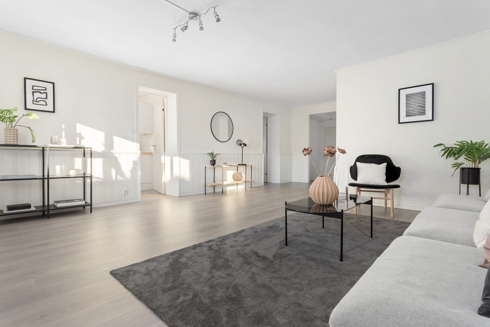 Lys og innbydende stue med gode møbleringsmuligheter for sofagruppe, TV-løsning og øvrig inventar Galleribilde