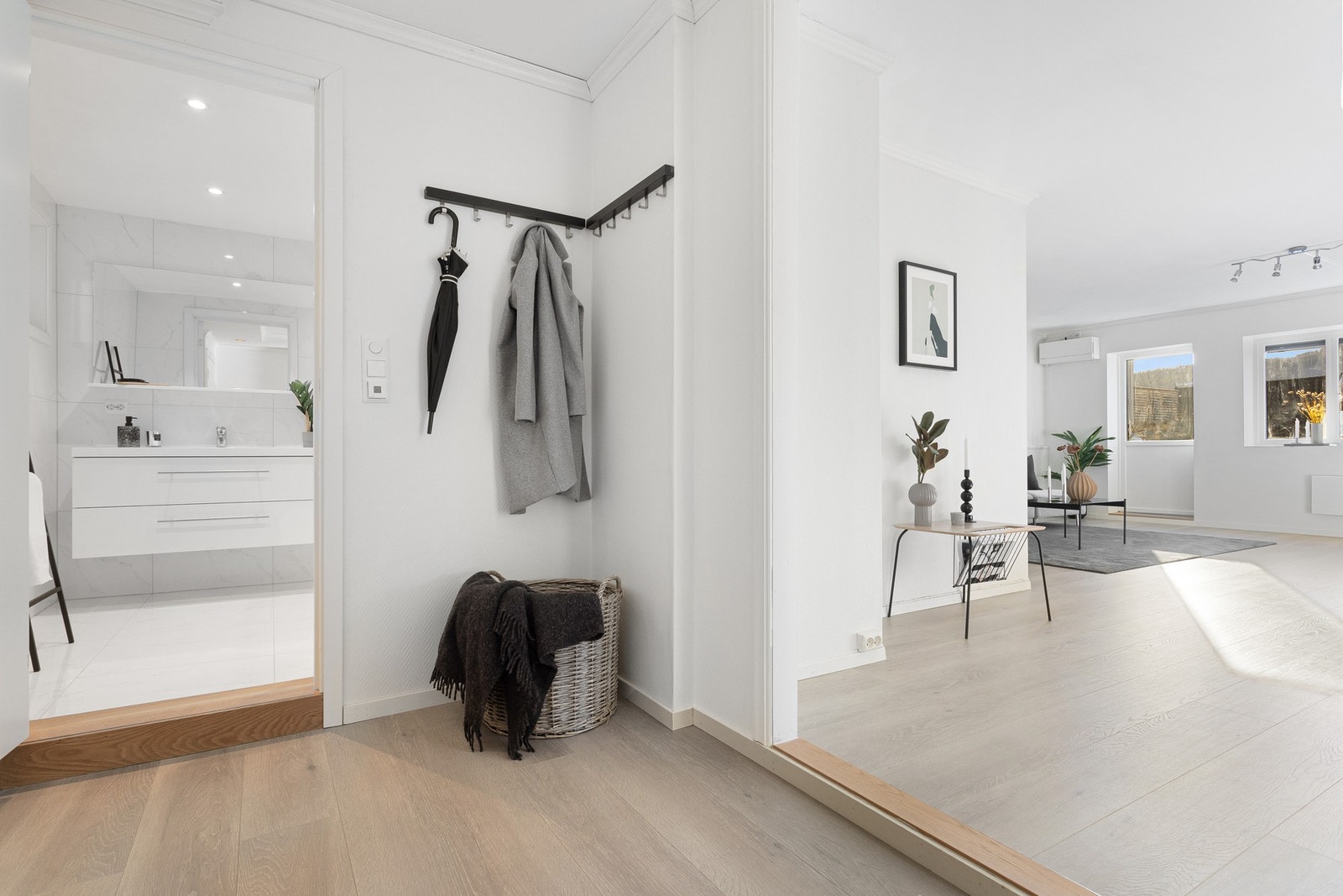Entré med 1-stavs laminatgulv og malt tapet på vegger Galleribilde