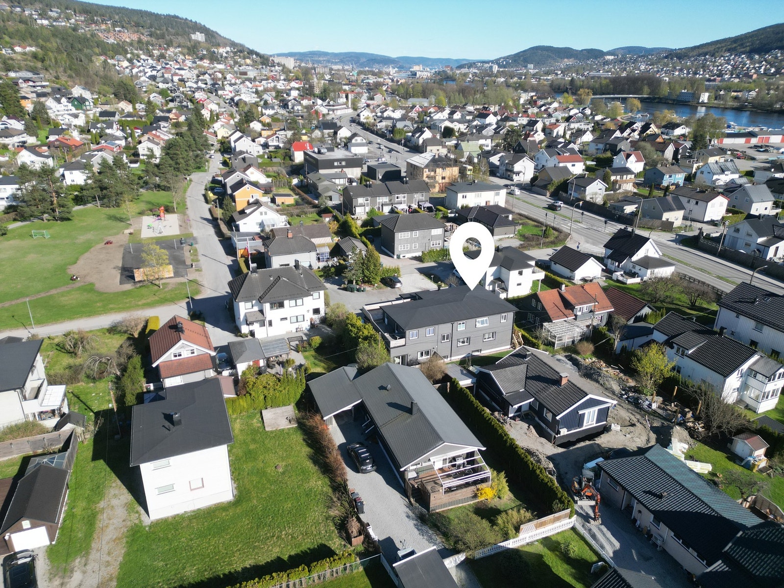 Fra eiendommen er det kort vei til blant annet lekeplass, matbutikk, bussforbindelse, idrettsanlegg, skole, barnehage og marka med fine tur- og aktivitetsmuligheter Galleribilde