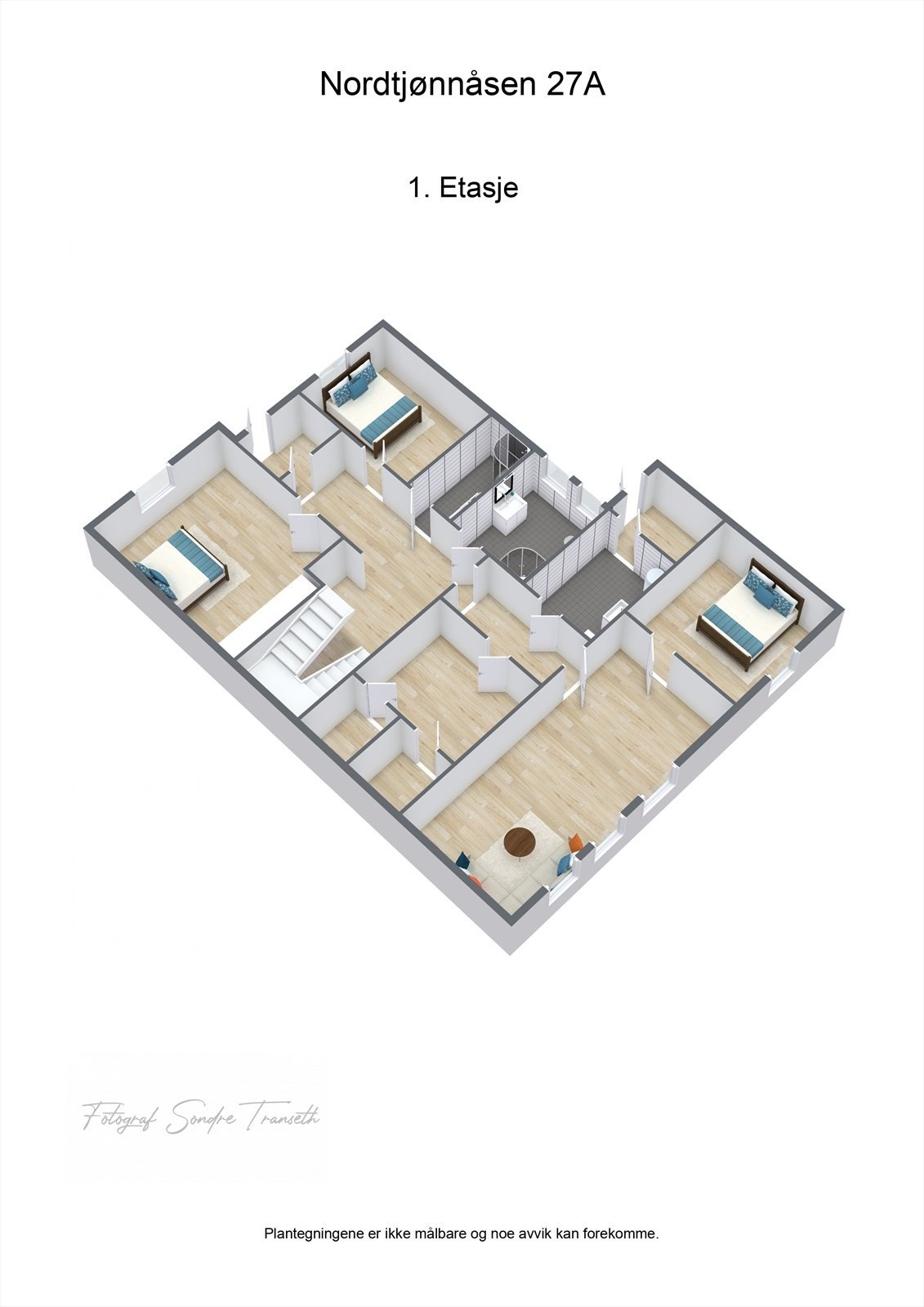Planløsning 1.etg.: entre/vindfang, 2 soverom, bad 1, bad 2, vaskerom, ekstra stue, samt flere innvendige boder. Galleribilde
