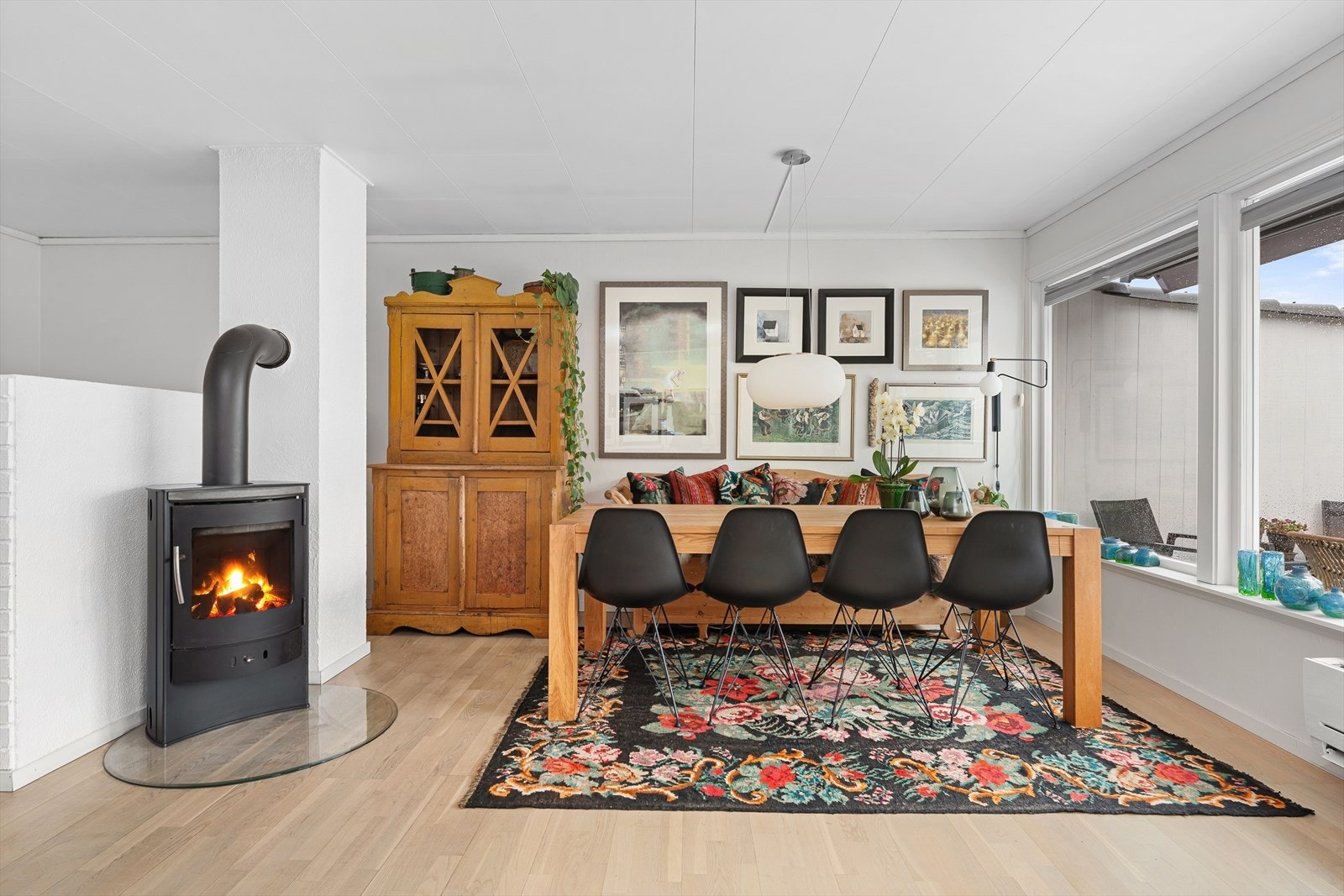 Store vindusflater sørger for rikelig med naturlig dagslys inn i rommet, som igjen gjør det godt å være her. Galleribilde