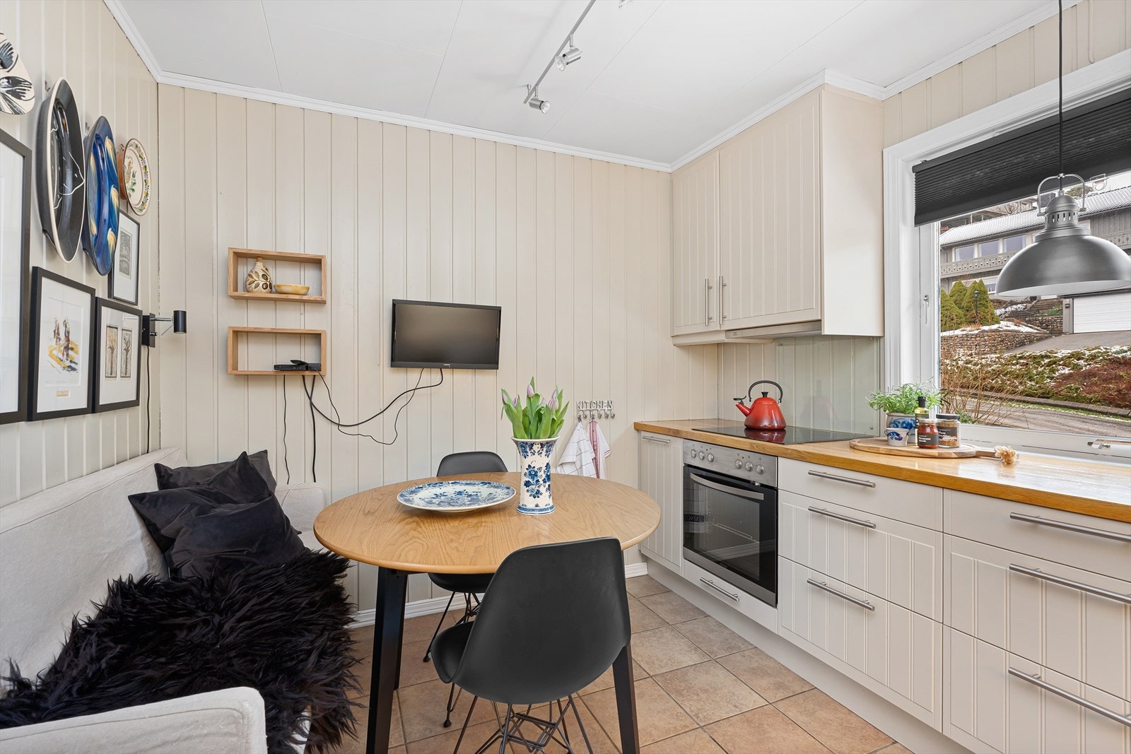 Det er også gjort plass til et spisebord på kjøkkenet som er i daglig bruk. Galleribilde