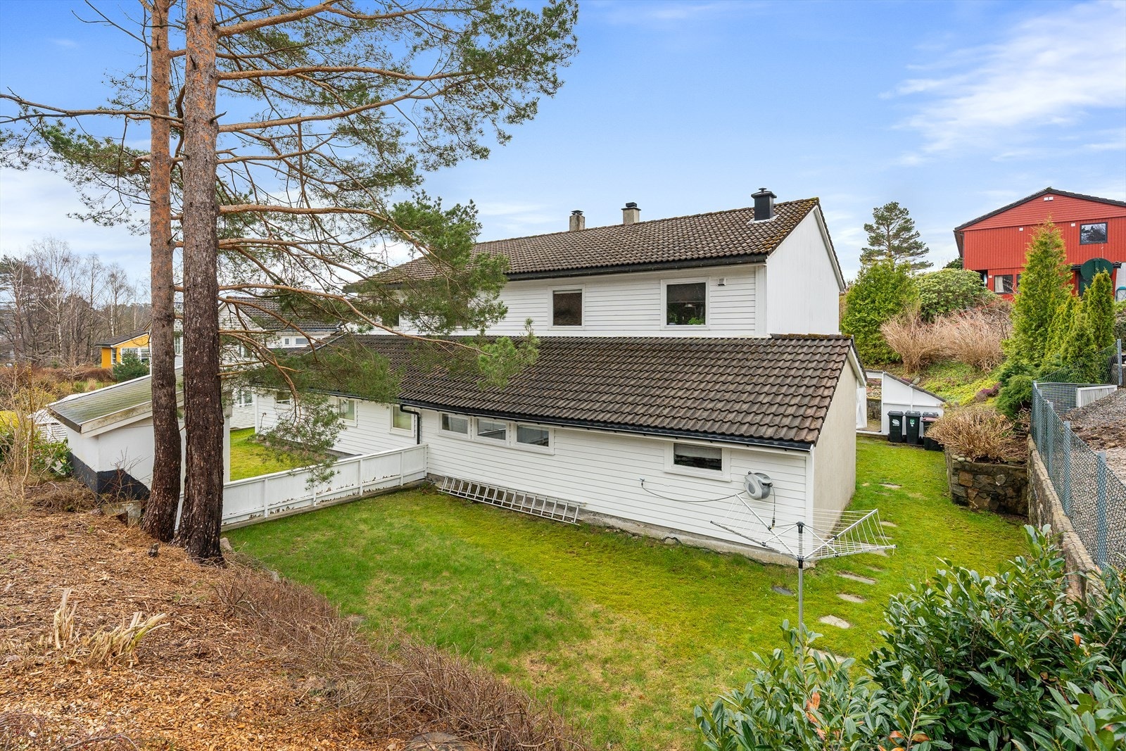 Utvendig er fasade jevnlig vedlikeholdt og du finner en større gressplen med god plass til trampoline og lek for de minste! Det er også gange rundt huset med egen ytterdør fra vaskerom. Galleribilde