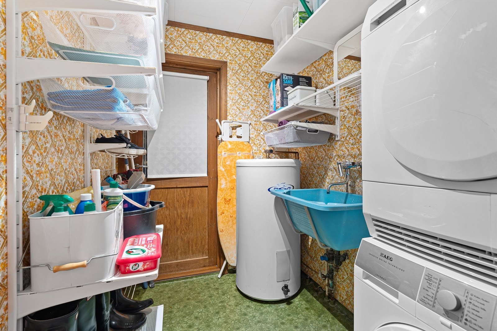 Vaskerommet er eldre, men funksjonelt og har plass og opplegg for vaskemaskin/tørketrommel, utslagsvask, varmtvannsbereder og egen utgang via bod og ut til hagen. Galleribilde