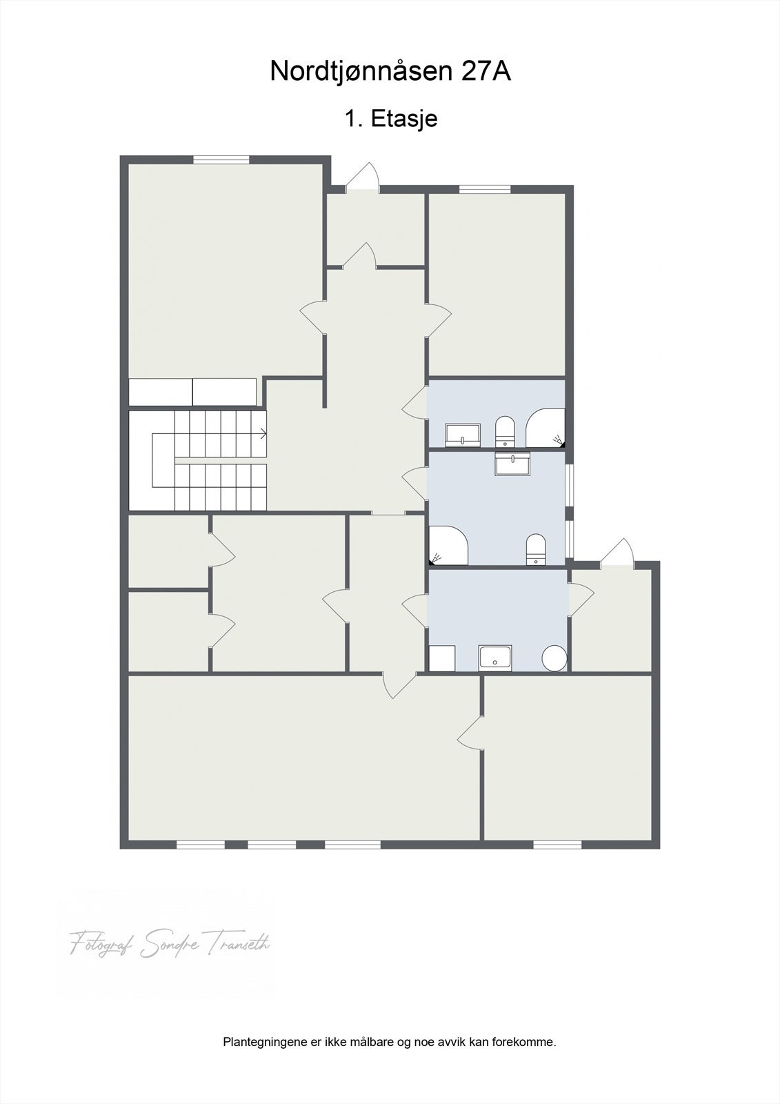 Planløsning 1.etg.: entre/vindfang, 2 soverom, bad 1, bad 2, vaskerom, ekstra stue, samt flere innvendige boder. Galleribilde