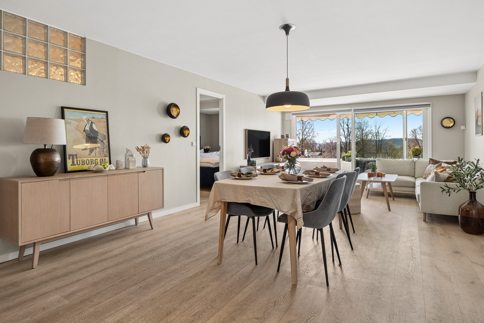 Stuen har god plass til stort spisebord. Her kan man selv velge om man ønsker bordet mer sentralt i rommet eller nærmere kjøkken eller ved veggen. Galleribilde