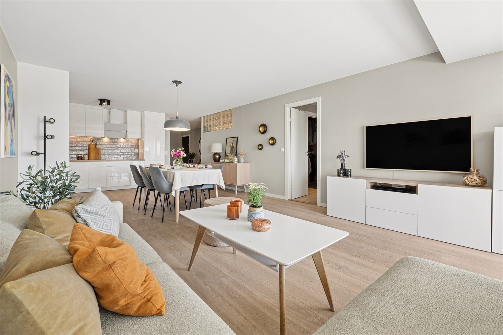 God plass til møbleman som stor sofa og tv.
Det er inngang til hovedsoverommet fra stuen. Galleribilde