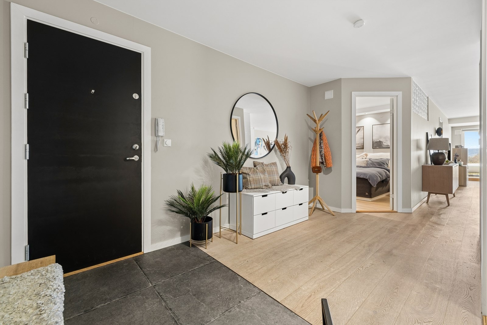 Velkommen inn. Romslig entre med flislagt gulv, samt gang med god plass til å henge av seg klær og møblemang. Galleribilde
