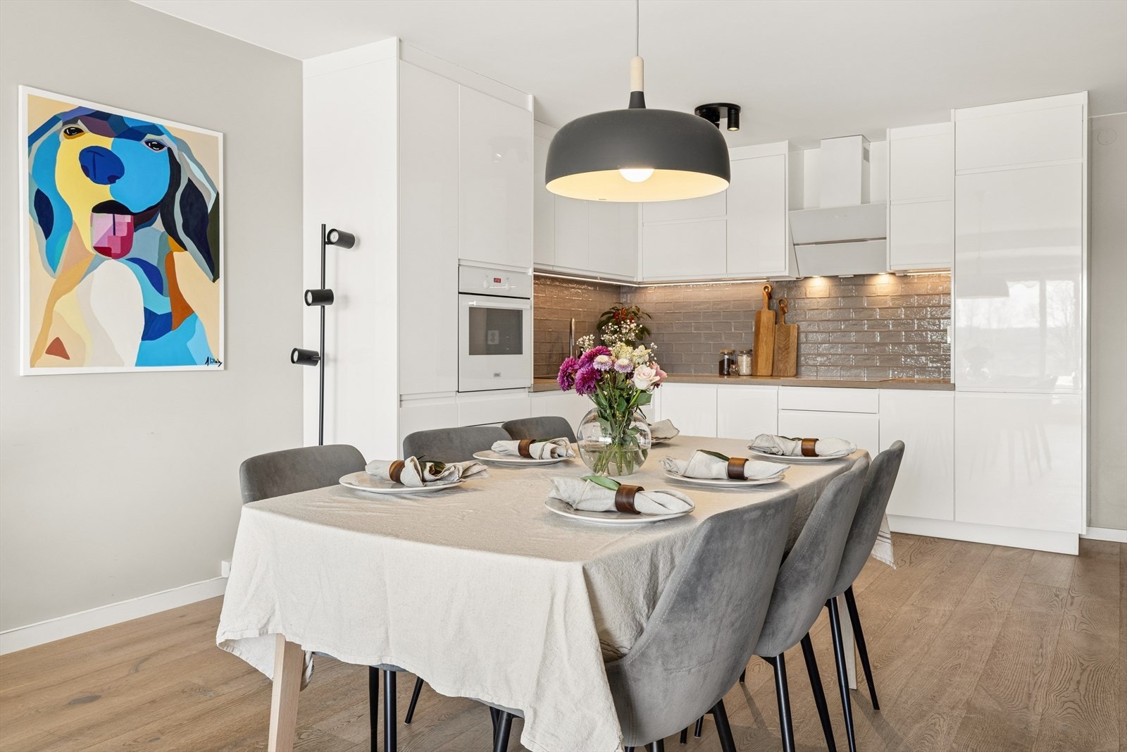 Her er det god plass til spisebord. Det er også plass til å kjøkkenøy. Galleribilde