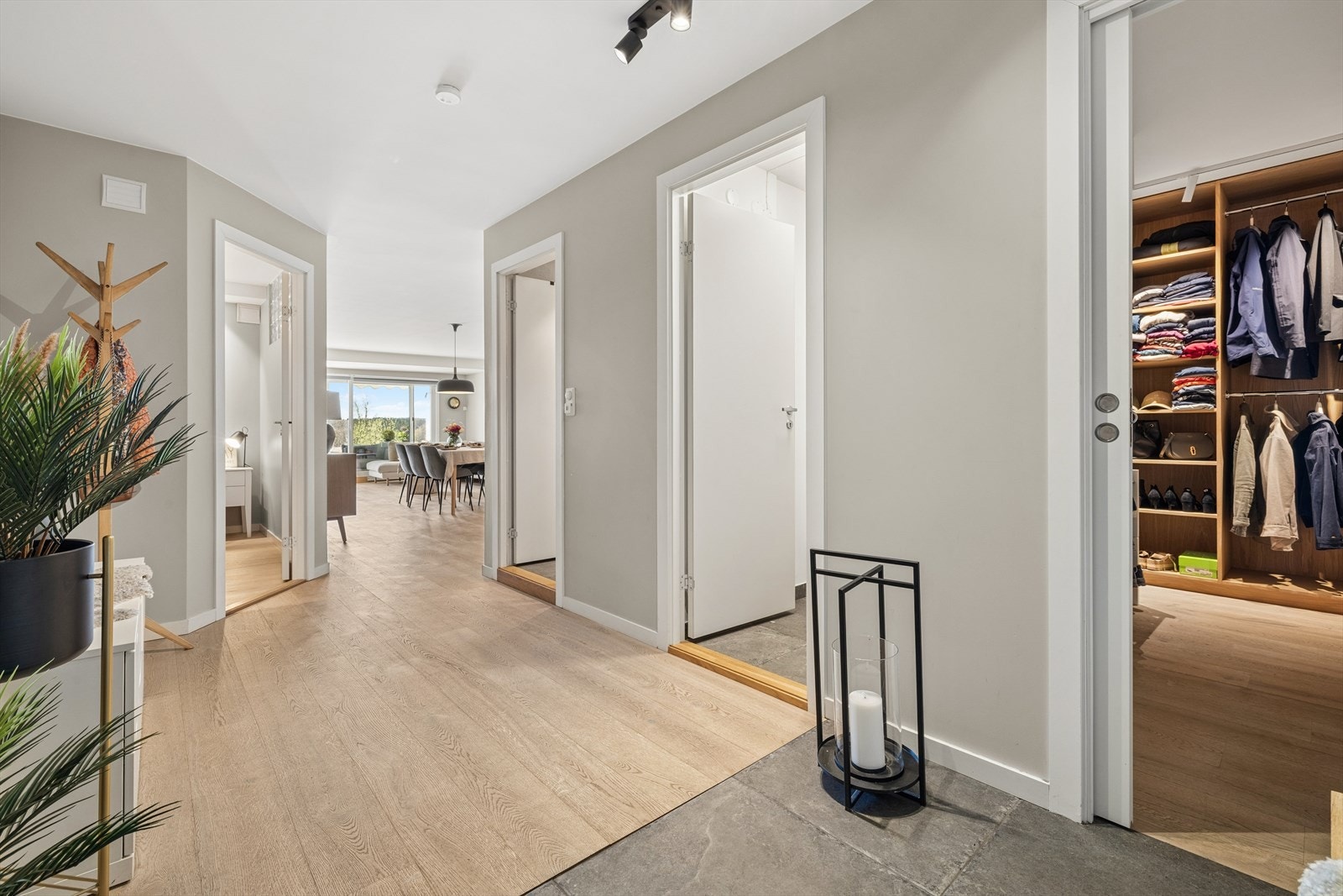 Entre og gang med inngang til stor walk-in closet/innvendig bod, samt bod med opplegg for vaskemaskin og tørketrommel. Galleribilde