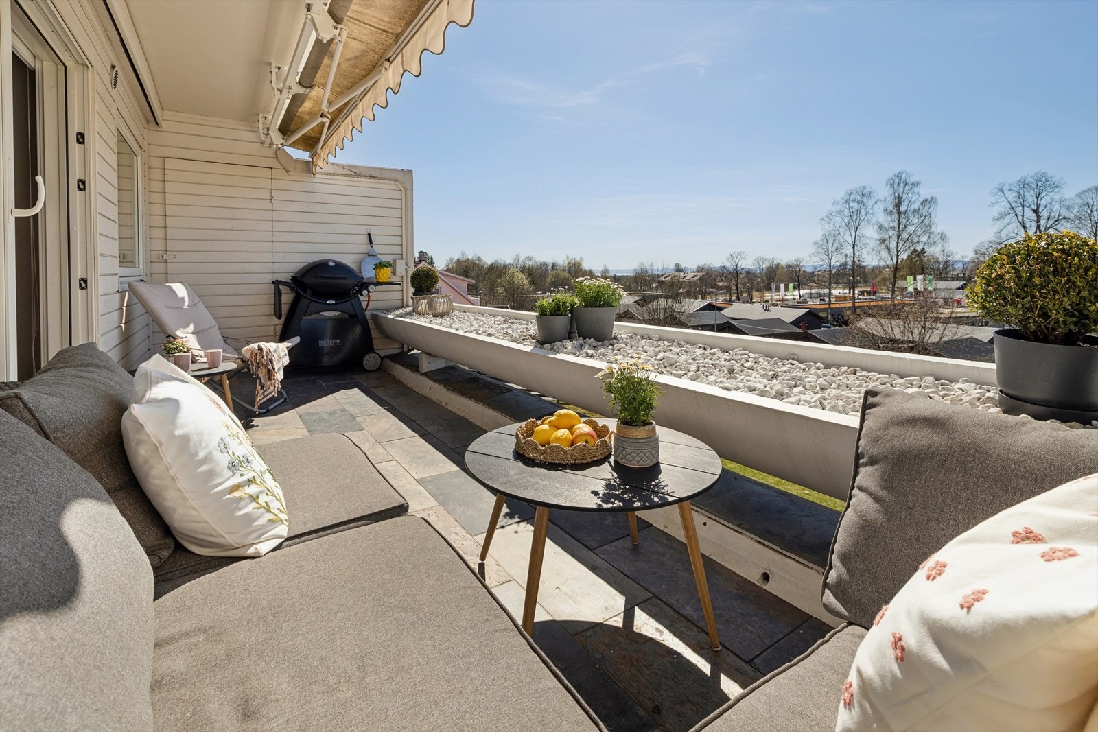 Usjenert og stor sorlik terrasse med tilknyttet bod.
Her har man god plass til både sittegruppe, grill og solstol. Galleribilde