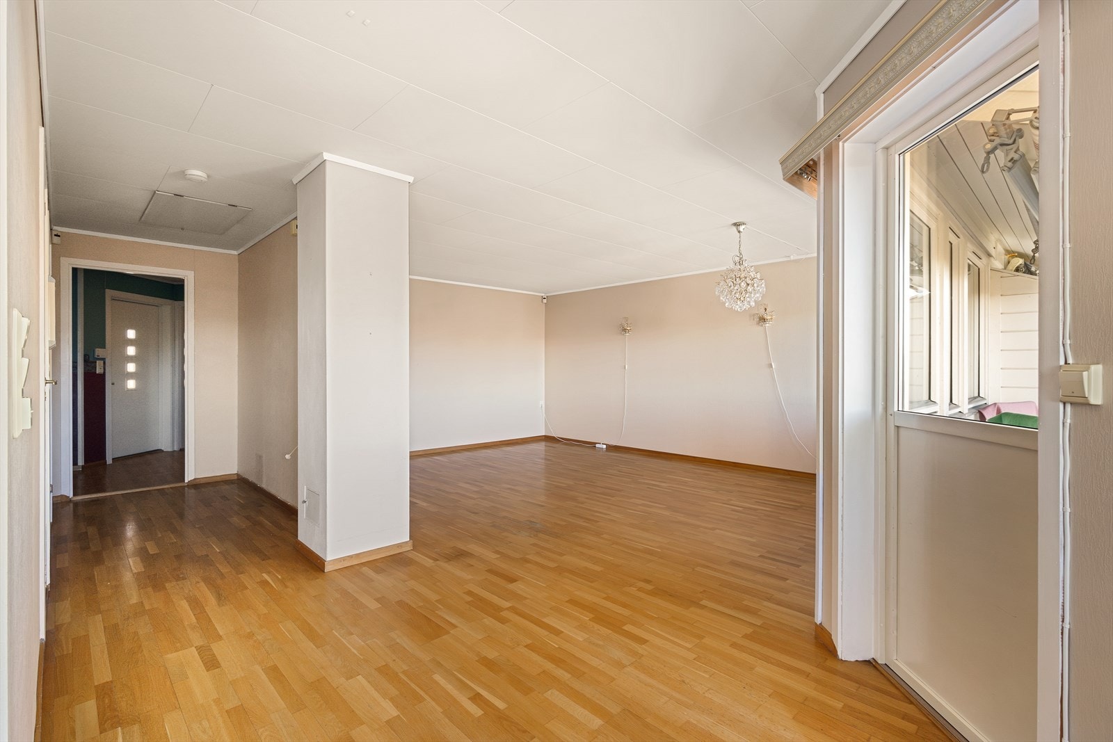 - Stuen måler 23,3m² og har god plass til ønsket møblement i ulike soner - Galleribilde