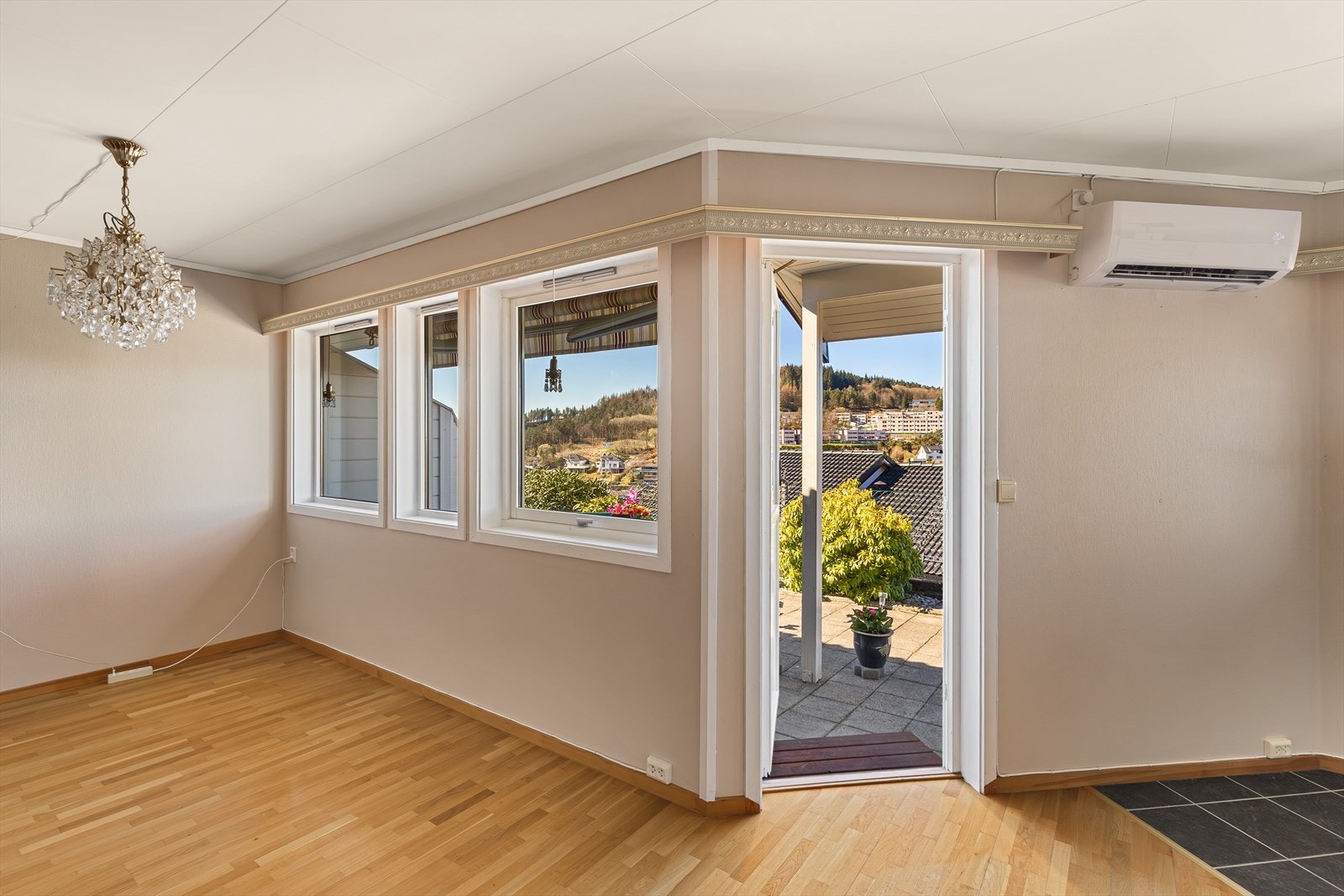 - Merk rikelig med vindusflater som slipper inn godt med naturlig lys og gir en luftig atmosfære - Galleribilde