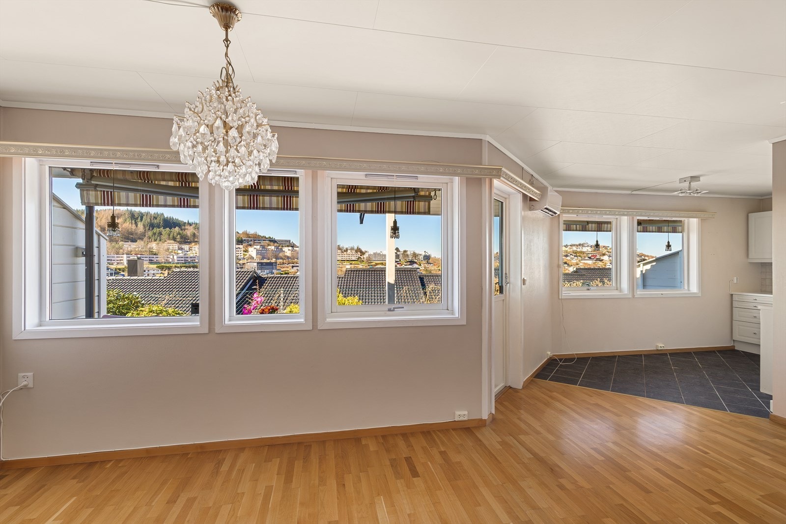 - Boligen inneholder entré, 2 soverom, bod, mellomgang, bad, stue og kjøkken - Galleribilde