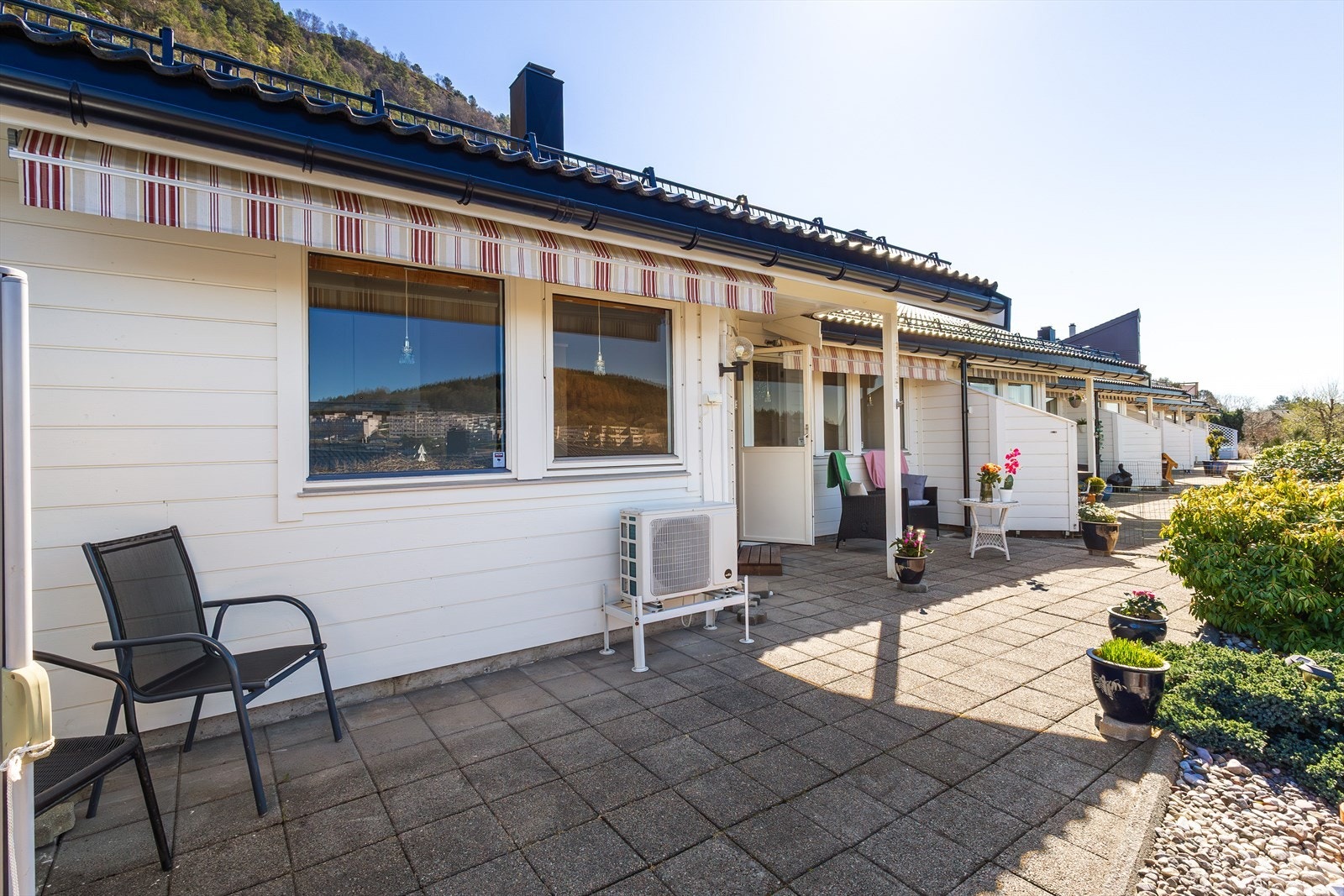 - Flott uteplass i front med gode solforhold og utsikt over nærområdet - Galleribilde