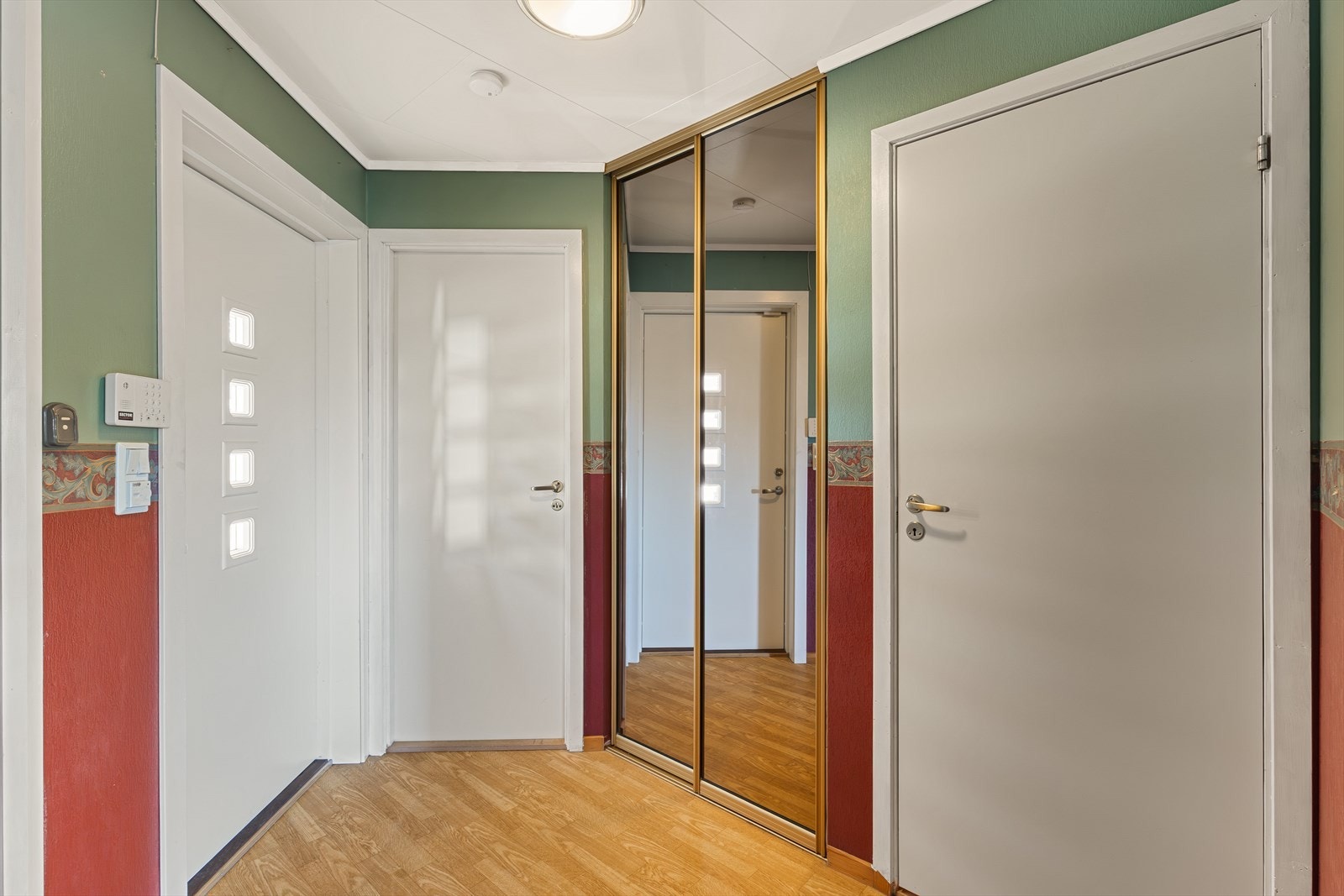 - Integrert garderobe i entré sørger for en ryddig og plassbesparende løsning - Galleribilde